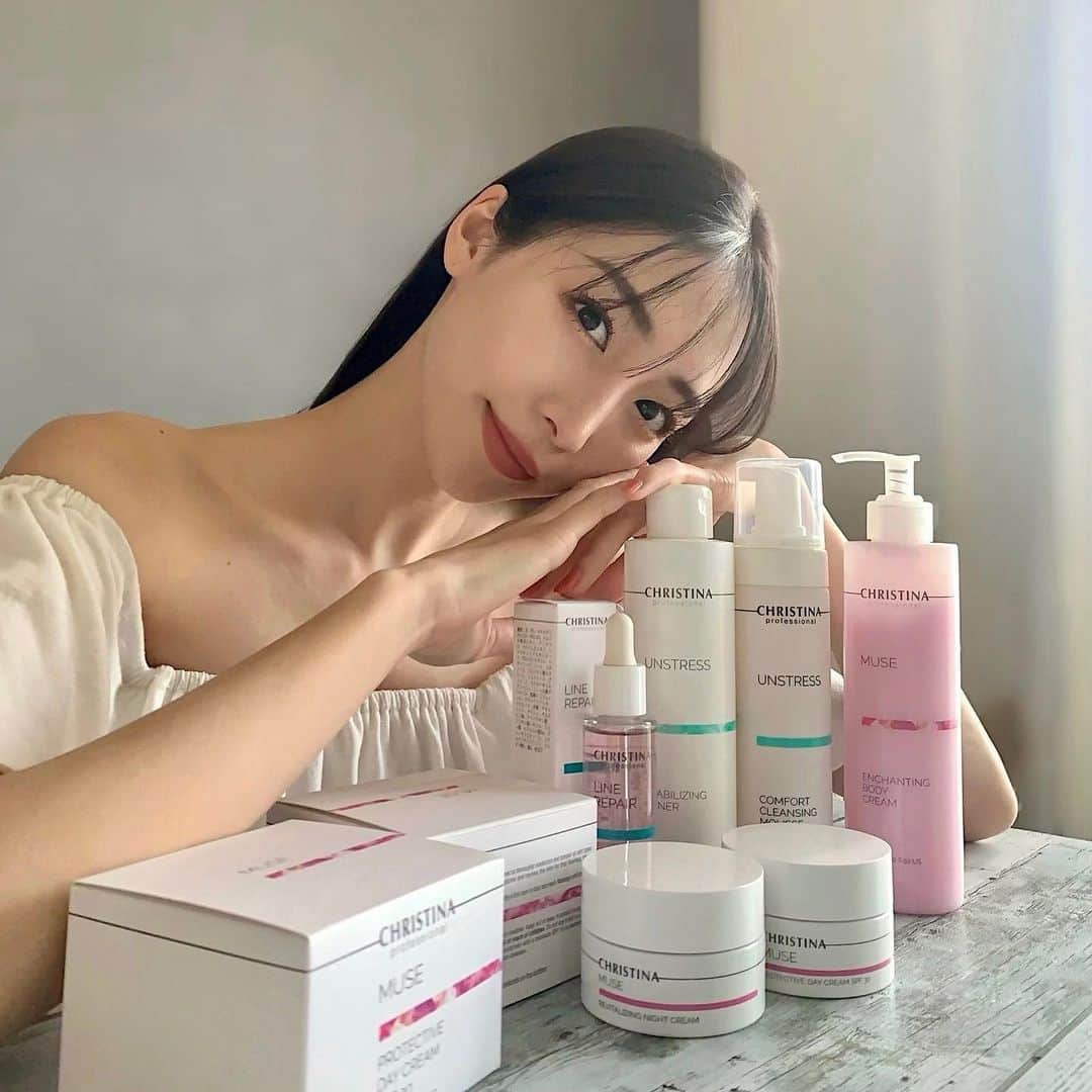 藤田麻里のインスタグラム：「💆‍♀️ @christinajapan   前回も購入したものを全部リピした♥️  UNSTRESSシリーズ ・クレンジングムース ・トナー(拭き取り化粧水)  MUSEシリーズ ・ボディクリーム ・デイクリーム ・ナイトクリーム  美容液は大人気のテラスキン！♥️  季節の変わり目も 肌トラブルなしで過ごせて最強です。 @christinajapan もう手放せません😘  #クリスティーナ#クリスティーナ化粧品」