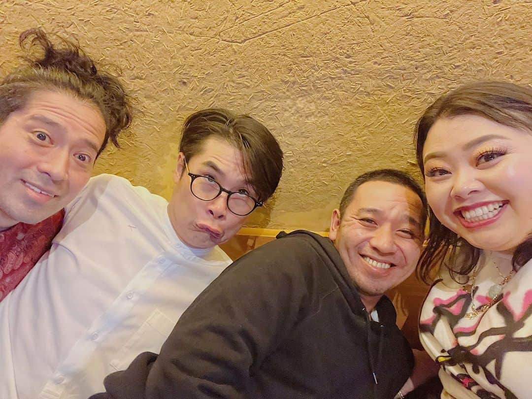 渡辺直美のインスタグラム：「にょんにょん🥰  2枚目のみんな😂😂😂  パワー貰ったにょ！ 大悟さんに星座占いの話すると怒られるよ😂 変なのにハマるなって😂 星座占いが一番健全だと思うにょ😂  またニューヨークで頑張ってきます💪  #今日から投稿頑張る」
