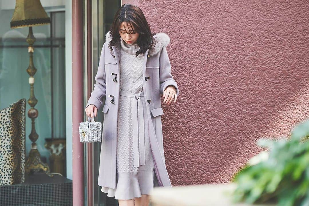 レッセ・パッセルームさんのインスタグラム写真 - (レッセ・パッセルームInstagram)「. Winter Coordinate..♡  軽くて暖かいダッフルコート。  パンツスタイルでも、ワンピースでも合う スッキリとしたシルエットがポイント。 毎年人気のケーブルワンピースとの相性も◎  👻週末限定10%OFF🎃 11/1(mon)9:59まで！  #laissepasse #レッセパッセ  #debutdefiore #デビュードフィオレ  #ダッフルコート#ケーブルニットワンピース  #冬コーデ#ニュアンスカラー#ワントーンコーデ」10月30日 13時38分 - laissepasse.onlinestore