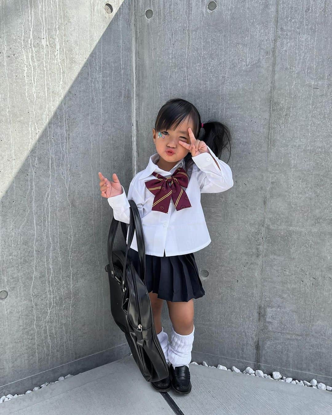 孫きょうのインスタグラム：「まぢぃー？👱🏾‍♀️("ぢ"がポイント)  スクールのハロウィンDAYは 🌺≠″ｬ｣ﾚ🌺  2枚目3枚目は加工でガングロ🤙🏿  スクールバッグは、なんと私の14年前のリアル私物🤣引越しのたびに捨てられなかったイーストボーイ最強🗽  ガラケーはわざわざ入手w ルーズソックスは大人のくしゅソックス🤍  貰ったお菓子と一緒に、リプトンの紙パックよね〜🧋  明日も別の仮装するからハロウィン続きます🧟‍♀️」