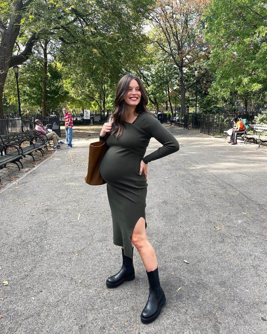 エミリー・DiDonatoのインスタグラム：「Yesterday’s look full length 💚 #35weekspregnant」