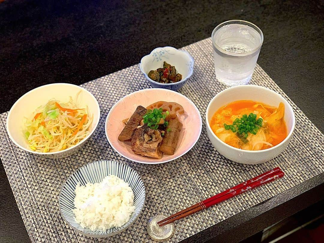 原史奈さんのインスタグラム写真 - (原史奈Instagram)「いつかのおうちご飯 ワインスクールに通うときにアドバイスをいただいた小田島さんへ合格報告に お祝いにとグラスタオルと ムッシュの炊いた鯛をいただきました😆 嬉しーい☺️ 早速おうちご飯の一品へ🍚 美味しすぎる〜😋❣️ 今日はさわやかな秋晴れになりそうですね✨ 皆様良い週末を☺️ #合格報告 #小田島 #おうちご飯 #炊いた鯛 #ホットサラダ #キムチスープ #自家製きゅうりのキューちゃん #禁酒デー  #原史奈 #ゴルフ #ゴルフレッスン #ゴルフ女子 #ゴルフ大好き #golf #ゴルフウエア #ゴルフコーデ #ゴルフグッズ #ゴルフ動画 #ping #ピン #ping女子 #gle2 #g410 #even #archivio #アルチビオ #cuartounited #instagolf」10月30日 6時26分 - fuminahara