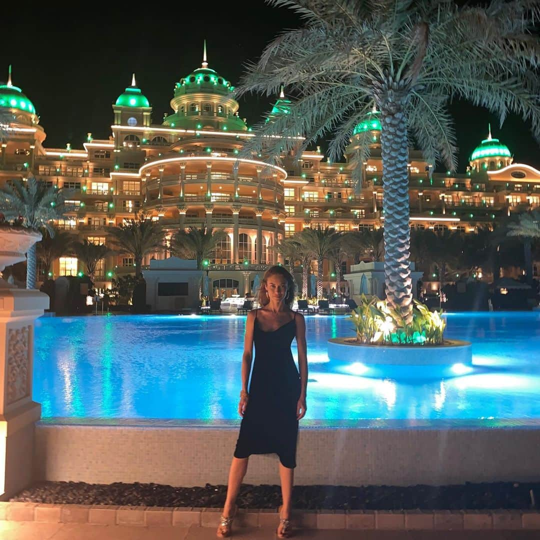 オルガ・キュリレンコさんのインスタグラム写真 - (オルガ・キュリレンコInstagram)「Such a beautiful evening 🌙  @rafflespalmdubai @all_mea #RafflesPalmDubai #RafflesHotel #RafflesPalm」10月30日 6時36分 - olgakurylenkoofficial