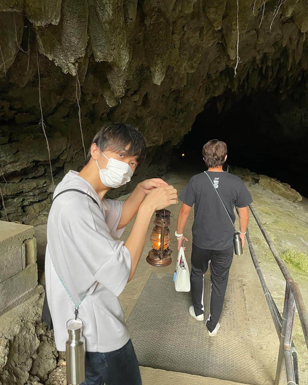 箕輪玖美さんのインスタグラム写真 - (箕輪玖美Instagram)「今回の沖縄、前半は末っ子ちゃんと3人😊  ガンガラーの谷&ケープカフェ☕️ ガイド付きツアーで約1時間の洞窟探検散歩🚶‍♀️ その後は隣の玉泉洞で1時間弱の洞窟探検🚶‍♀️  非日常の景色、大自然の中で少しは気晴らしになったかな✨  帰りに寄った、初代沖縄そば王のいしぐふー🍜 ここのソーキそば1番好きかも〜😋  #ガンガラーの谷 #ケイプカフェ #洞窟散歩 #玉泉洞 #洞窟 #cabe #沖縄 #大自然 #ソーキそば #別荘ライフ #たまには観光 #美味しいお店開拓中 #サードハウス #南国 #沖縄好きな人と繋がりたい #アラフィフ #モデル #箕輪玖美」10月30日 7時13分 - kumi.111