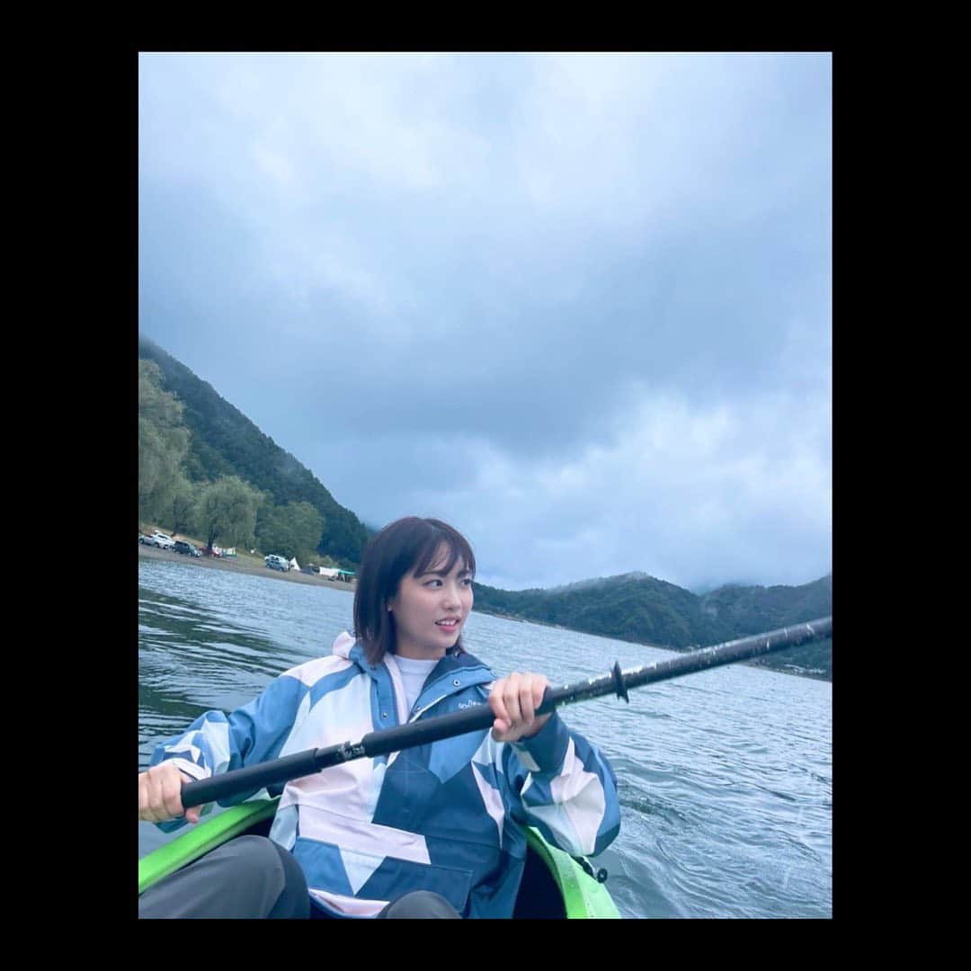 二宮芽生のインスタグラム：「おはよん。 朝のカヌーはいいね🛶 ひ、氷山…⁉︎  #西湖　#カヌー　#campinglife  #西湖キャンプビレッジノーム」
