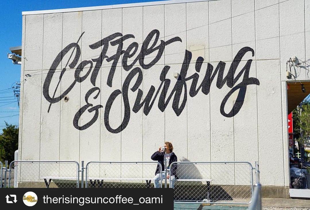 のインスタグラム：「◆GOOD MORNING COFFEE◆  【WE ARE OPEN】   都内店舗/10:00〜17:00  大網店舗/10:00〜18:00  therisingsuncoffee.com  #repost @therisingsuncoffee_oami via @PhotoAroundApp  ◆GOOD MORNING OAMI◆  【COFFEE&SURFING】  お店のフォトスポットの壁画に、ベンチをつけました。天気良い日は美味しいコーヒーとカヌレでひと休みしてみてください。  ⚠️駐車場について 駐車場は建物向かって左側のスペースと、建物裏側にもございます。裏側の方が段差がなく停めやすいです。 隣のサーフショップ前には駐車しないようにお願い致します。  大網店は感染対策のため、店内は5名までの入店、テイクアウトのみで営業しております。 感染症対策にご協力お願い致します。  千葉県大網白里市駒込179-10 月火水金 11:00 - 18:00 土・日 10:00 - 18:00 ※木曜日は定休日となります。  #coffee #coffeebeans  #coffeeroaster  #coffeelab  #coffeeandsurfing  #coffeetime #coffeelover  #coffeebreak  #coffeeshop  #coffeestand  #coffeeholic  #coffeehouse  #coffee_inst  #coffeemaker  #coffeeshops  #coffeecoffeecoffee  #coffeenclothes  #cofffeeaddict  #coffeeculture  #coffeemorning  #coffeemag #specialtycoffee #千葉県 #千葉県大網白里市」