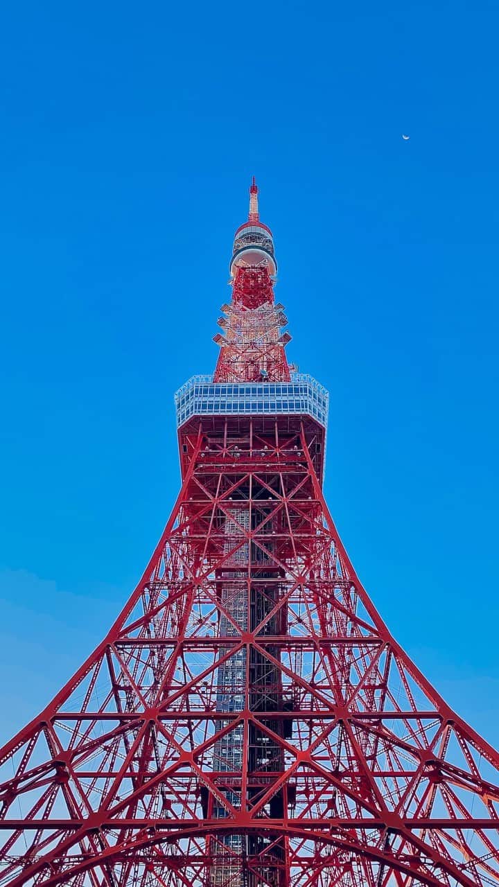 のインスタグラム：「《OhaYOKAN》  今朝の 原宿表参道は快晴なり…☀️  清々しく さわやかな秋晴れの朝🌅  朝ラン＆ウォークは快調でした…🏃‍♀️👟  みなさま  笑顔でステキな週末を…💓  本日のコース  🏃‍♀️原宿出発→表参道→青山通り→神宮外苑→ 乃木坂駅→六本木ヒルズ→麻布十番→桜田通り →東京タワー→外苑東通り→六本木→乃木坂→ 青山墓地→みゆき通り→骨董通り→表参道→ キャットストリート→原宿終点👟  ※今朝の  『YOKAN散歩』  映像は  東京タワー…🗼✨  正式名称：日本電波塔 　設計者：内藤多仲（ないとうたちゅう）  早朝は 静かで青空に映えます❣️  《ラジオ出演告知》  そして  毎週土曜日は  鎌倉エフエムにて 17:30〜  『YOKANのBrasstic Time』  絶賛放送中…🎙🎧👄🎵📻✨ （スマホ＆ネットからも聴けます📲）  番組詳細＆本日の曲目等は  後ほど アメブロにてお知らせします…🔔  アメブロ 『YOKANのBrassticな生活☆』  https://ameblo.jp/yokanstudio/  ※プロフィールからも行けます  #harajuku #omotesando #tokyo #japan #原宿 #表参道 #morning #朝 #running #walking #朝ラン #ウォーキング #OhaYOKAN #YOKAN散歩 #朝活 #streetart #街角アート #architecture #建築 #建物 #tokyotower #東京タワー #日本電波塔 #tokyocameraclub #インスタ映え #instagram #笑顔でステキな1日を💓」