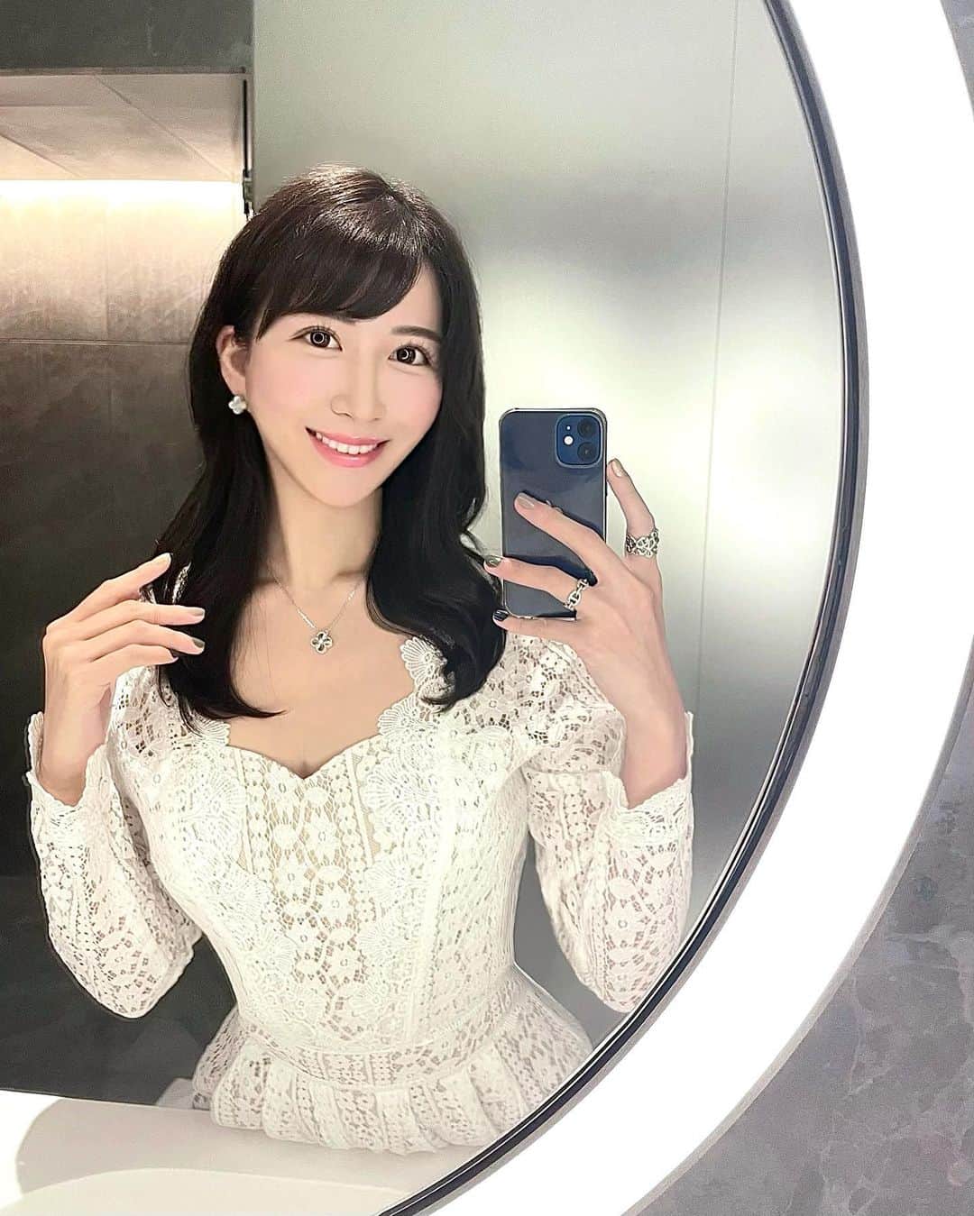 のインスタグラム：「おはようございます💋💋💋 𝑷𝒆𝒓𝒎𝒂𝒏𝒆𝒏𝒕 𝒎𝒂𝒌𝒆 𝒖𝒑♡（𝒍𝒊𝒑𝒔） . 先日、とてもお洒落な歯科医院で2回目となる リップアートをしていただきました😊 . お願いしたのは、名古屋市の高岳にある デンタルサロン MONA院🦷 担当は 問田さん💕 @toida.akari_pmu.ns . (クリニックの雰囲気は3枚目〜🏥) . . 私はもともとほんのり色付いてはいましたが 輪郭がぼやっとしているのが気になっていて💦 . 普段から色付きのリップクリームや 撮影の際は濃いめの口紅を使っていました . そして写真は、施術2回目を終えた最近の私で 唇にワセリンだけを塗っている状態です☺️✨✨ . 程よいピンク色でナチュラルなのがお気に入り❤️ 2回目は、1回目よりも本格的に輪郭を整えたため より理想的な綺麗なリップになりました♪ . . 施術時は、歯科医師の先生による麻酔を行うので 痛くなく安心してお任せすることができます💐 . 問田さんのご丁寧なカウンセリングと 沢山のカラーバリエーションがあるのも とても魅力的でした♡ . . 直後は一時的に濃い唇になりますが 段々と薄くなり、形を整えたり 好みの色に近づけるために重ねて 2〜3回施術して完成します🐾💗 . 気になっていた方はぜひ！！！💨 @toida.akari_pmu.ns Manaのインスタ見た、と伝えてください😌 . . . . 今日も素敵な一日になりますように💓 . . . . . . #ナチュラルメイク #目標 #すっぴん美人#自分磨き #美活 #artmake_問田 #といだりっぷ #アートメイクプロ #ArtmakePro #アートメイク名古屋 #医療アートメイク #アートメイク #メディカルアートメイク #デンタルクリニック #歯科医院 #アートメイクリップ #ホワイトコーデ #オールホワイト #シンプルコーデ #きれいめコーデ #ヴァンクリーフ #ヴィンテージアルハンブラ #エルメス #シェーヌダンクル #大阪旅行 #W大阪 #Wosaka #スイートルーム」