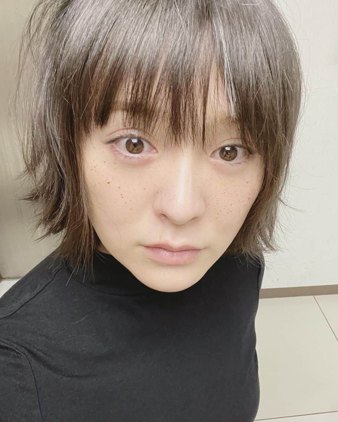 貫地谷しほりのインスタグラム：「そういえば、 ３話の10年後の妄想シーンでは ソバカスと白髪を付けてもらいました。 いかがでしたか？笑 今夜は４話！ 是非ご覧ください！ #土ドラ #顔だけ先生」