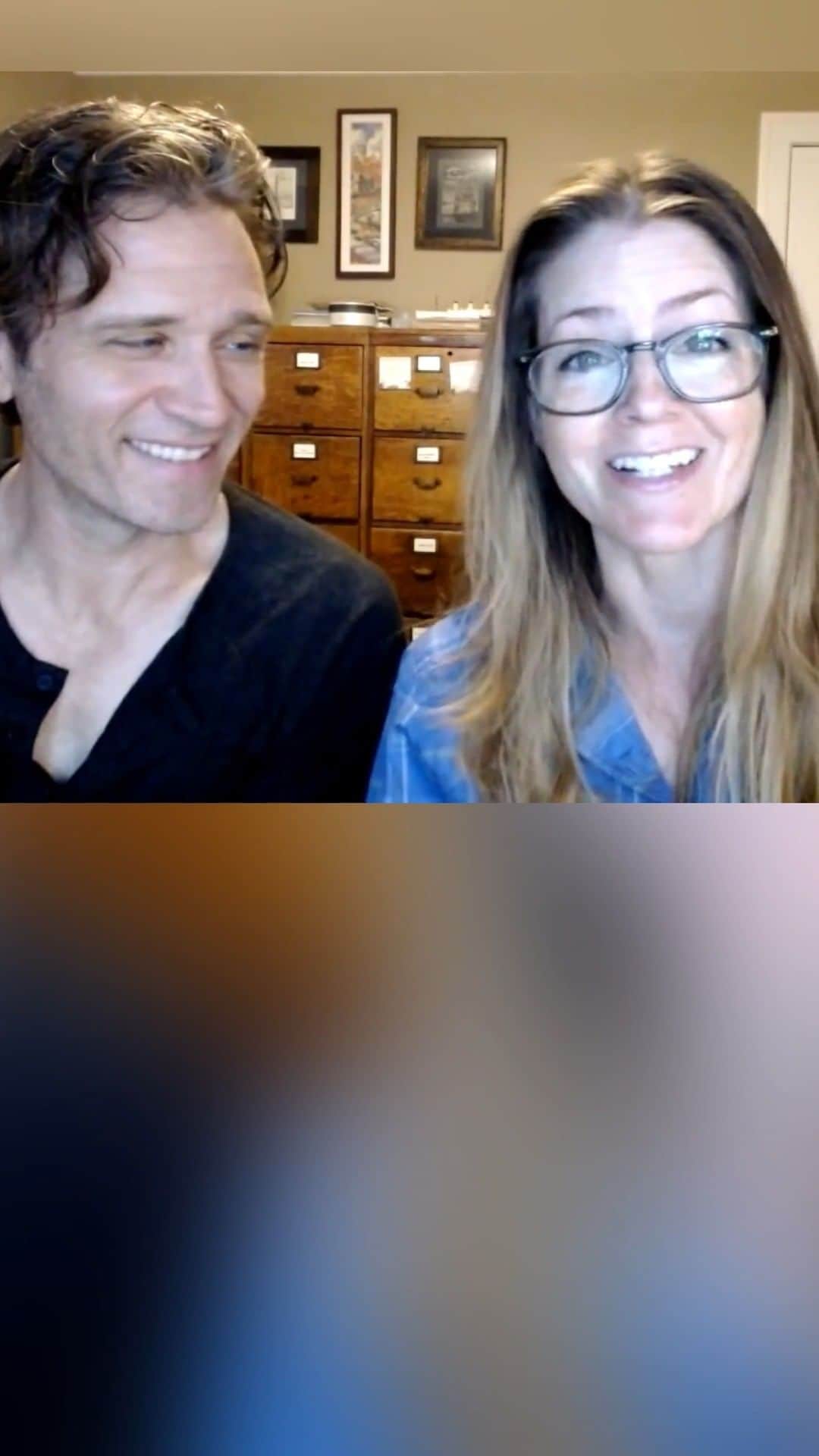 ジュリアナ・デヴァーのインスタグラム：「Seamus and I talk about traveling in 2022, food, and wow we're (hopefully) not related.  If you missed my FB Live earlier, you can relive the Dever magic, this time with full color visual aids.  And if you want to travel with me next year, you still have about 7 hours to get in on that early bird $200 discount. Link in bio.」