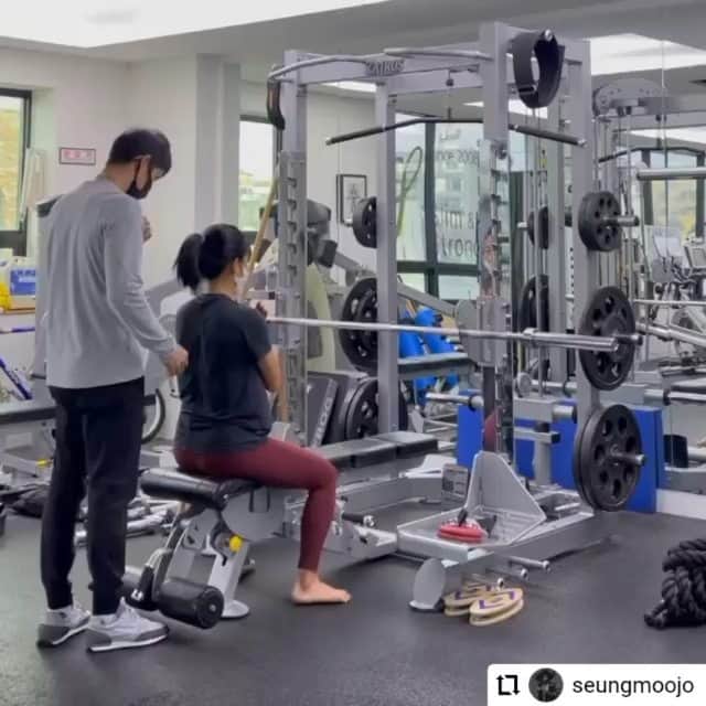 ジェニファー・ソングのインスタグラム：「궁디스트롱 해지고 갑니다 감사해요 쌤🥰   #Repost @seungmoojo  이른 아침부터 구슬땀^^💦💦👍🏼 시즌 마무리가 내년 시즌의 시작!! 홧팅!!!  #lpga #제니퍼송 @jennifermsong 선수 👏🏼😘🏌🏻‍♀️🏌🏽‍♂️   #슬림앤스트롱」