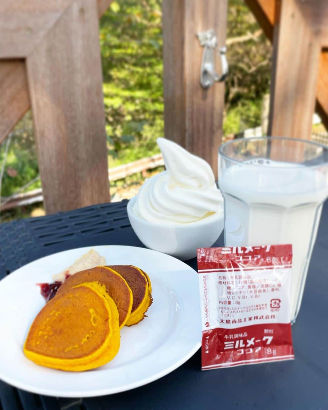 桜井未来さんのインスタグラム写真 - (桜井未来Instagram)「ミルメーク🥛って懐かしくないですか？（笑） 給食に出ると嬉しかった思い出が（笑） これジェネレーションギャップとかあると、ミルメーク知らなかったりするのかな？🤣 因みに牛乳に入れるココアパウダーの事ね😆  #那須 #旅行 #那須旅行 #トリップ #trip #japantrip #那須高原 #温泉 #温泉旅行 #牧場 #乗馬 #馬 #乗馬体験 #餌やり #遊園地 #子供の遊び場 #子供 #キッズ #ベビー #親子コーデ #親子リンクコーデ #ootd #fashon #ファッション  #ママモデル #ママ #ママリ #千本松牧場 #那須千本松牧場 #ミルメーク」10月30日 9時12分 - miki.sakurai0214