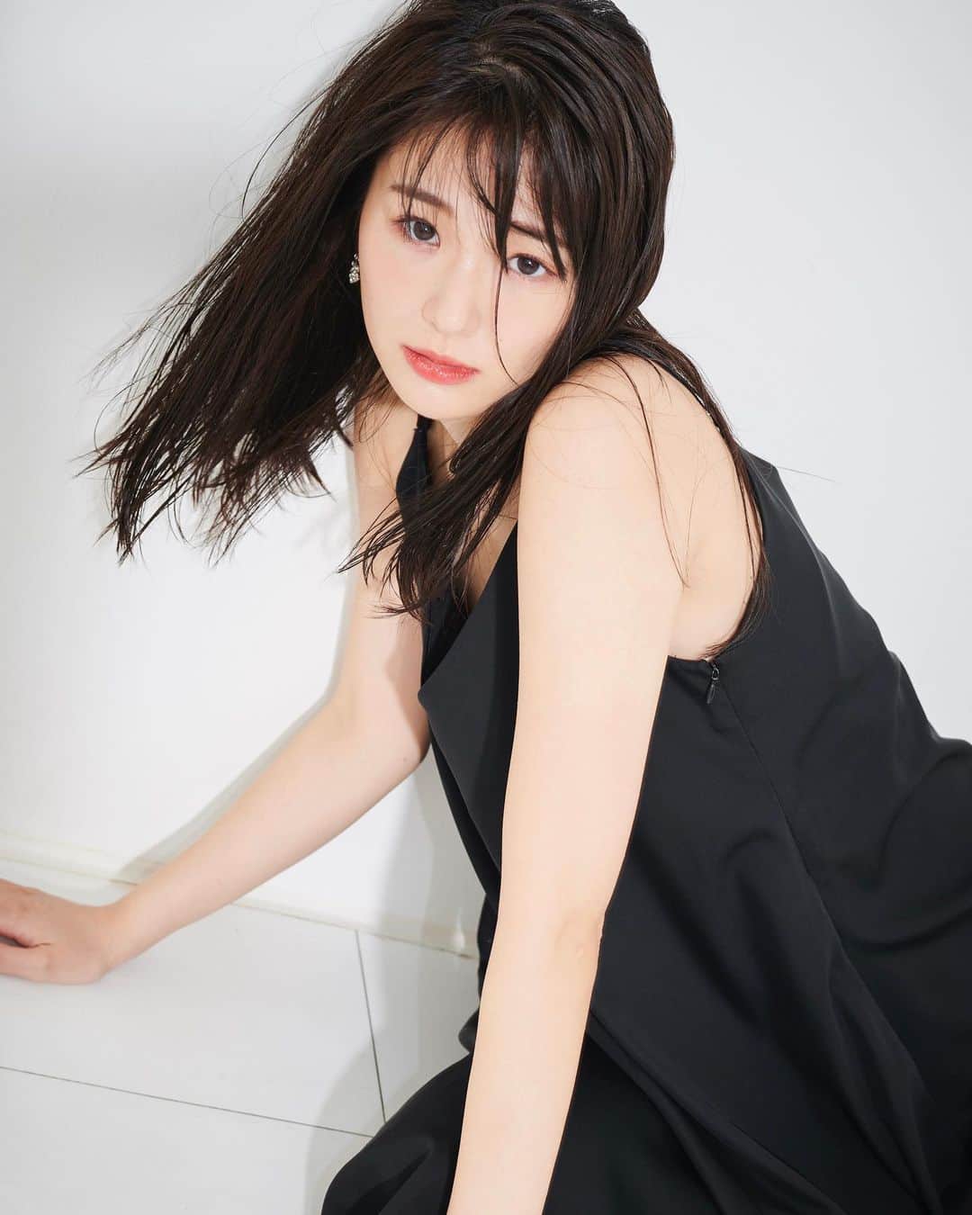長谷川かすみのインスタグラム：「今日、電車から見る朝焼けがとても綺麗でした！ 久しぶりに早起きしたけど、たまには早起きもいいね😊  グッズのフォトブックのサイン入れ&カレンダーのおまけ写真は10月中にご注文いただいた方限定です！ 詳細はハイライトをご覧ください😊」