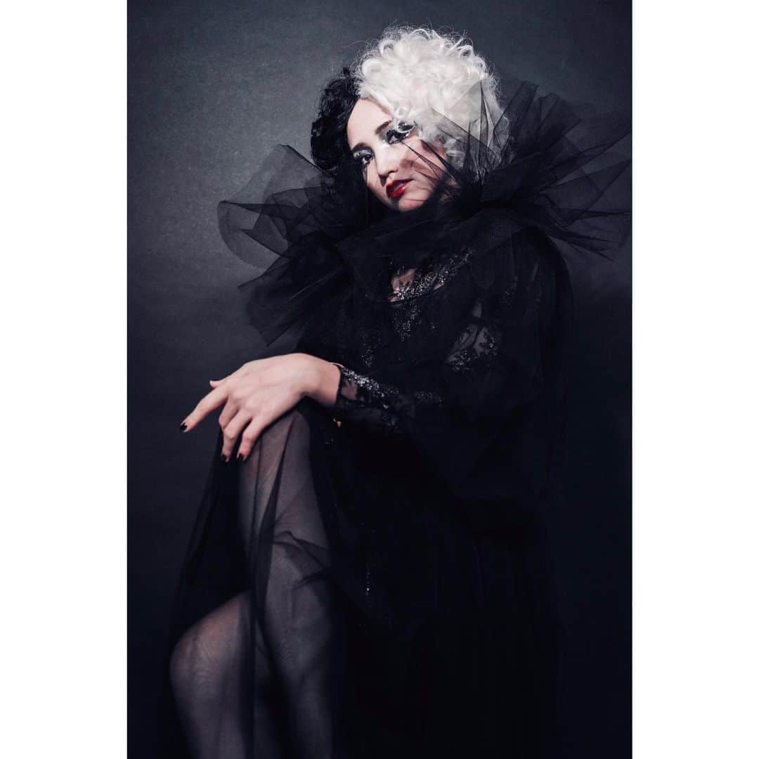 豊田エリーさんのインスタグラム写真 - (豊田エリーInstagram)「📸 Dressed as Cruella for this year’s Halloween!  Photographer: @chishakishin  Hair&Makeup: @yamashita_miki_    本気ハロウィン、してみました。  #ディズニー #クルエラ #ハロウィン #disney #cruella #halloween  #作品撮り @disneycruella」10月30日 10時00分 - ellie_toyota