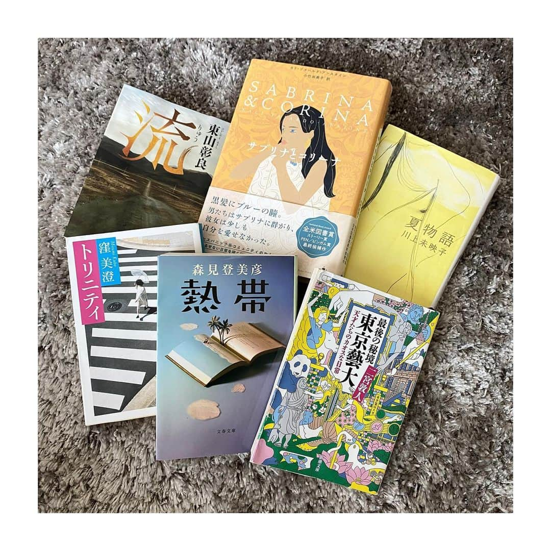 良原安美さんのインスタグラム写真 - (良原安美Instagram)「📖 ⁡ さぼっていました読書録。 本日は6冊🙌 ⁡ 簡単なあらすじと感想を👶🏻 記録も兼ねて、お付き合いください🙏 左上から時計回りに ⁡ 📕流 /東山彰良 ⁡ 台北が舞台。 祖父を殺された主人公が、 その犯人を探す傍ら、 自らのルーツを辿っていきます。 主人公の成長に感動、、！ ⁡ ⁡ 📕サブリナとコリーナ /カリ・ファハルド=アンスタイン ⁡ ヒスパニック系の女性たちが主人公の 短編集。 胸に突き刺さる話ばかりで、 苦しかった、、けど読んでよかった。 という一冊。 ⁡ ⁡ 📕夏物語 /川上未映子 ⁡ 小説家志望の主人公が、 結婚せず、 子どもを産み、育てることを決意するまで。 静かに感動できる一冊です！ ⁡ ⁡ 📕最後の秘境　東京藝大 /二宮敦人 ⁡ 東京藝大の学生たちを筆者がインタビュー、 まとめられています。 藝大の学生さん達なだけあって、 十人十色。 クスッと笑ったり、 ほろっとしたり、、 気軽に読める一冊。 一気読みでした！ ⁡ ⁡ 📕熱帯 /森見登美彦 ⁡ 誰も最後まで読んだことがない小説、 熱帯をめぐって、 筆者がその謎を紐解いていくお話。 森見登美彦さんワールド全開！ 大冒険を体験できます ⁡ 📕トリニティ /窪美澄 ⁡ 1960年代、 出版社で働く３人の女性の話。 仕事に結婚に、、 それぞれ悩みながら選択していく姿に 共感しました。 ⁡ ⁡  ⁡ #読書録 #流 #東山彰良 #サブリナとコリーナ #カリ・ファハルド=アンスタイン #夏物語 #川上未映子 #最後の秘境東京藝大 #二宮敦人 #熱帯 #森見登美彦 #トリニティ #窪美澄 #お風呂でも読むので謎の年季が…」10月30日 10時29分 - yoshiharaami