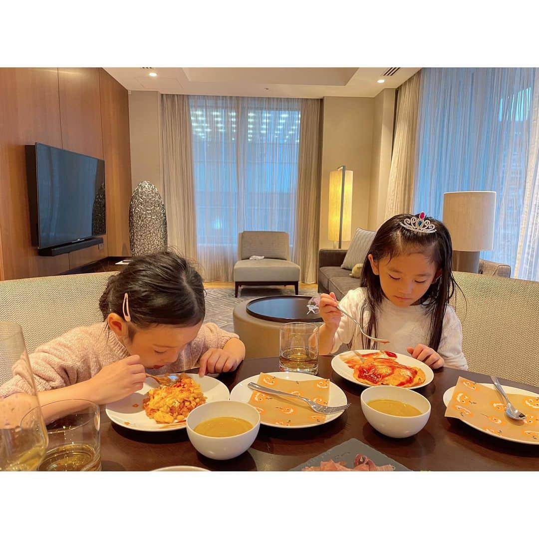 原田沙奈子さんのインスタグラム写真 - (原田沙奈子Instagram)「子供たちも自分のオムライスの卵を焼くお手伝い🍳  卵を割るだけでも楽しいお年頃なんですね。←2枚目  アオバはスクランブルタイプでアマネは巻きたいタイプ。 2人とも上手に出来て大満足して、あっという間に完食して驚いた。 やっぱり自分で作ると愛着も湧くのかな。  プールにも入って、仮装して、お菓子ももらって、 最近バタバタしてたけど楽しんでもらえて良かった🤍  #ハロウィン#アスコット丸の内東京」10月30日 10時35分 - sanakoharada