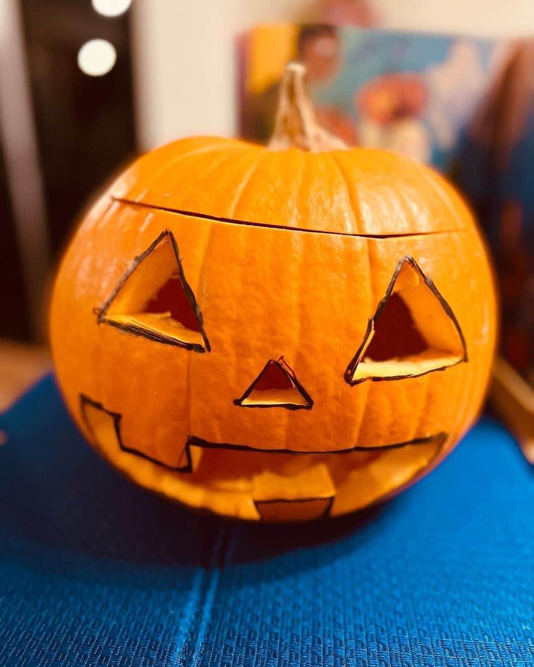 木村真野・紗野さんのインスタグラム写真 - (木村真野・紗野Instagram)「👉🏻このカボチャを張り切って早く作り過ぎてしまい…👻 頭と口がくっつくぐらい潰れてしまい、無くなっちゃったので新しいのを作りました😂💦🎃  #Halloween2021 #jackolantern #ジャックオランタン #ハロウィン2021 #pumpkin #パンプキン　#🎃」10月30日 10時41分 - mayasaya_kimura
