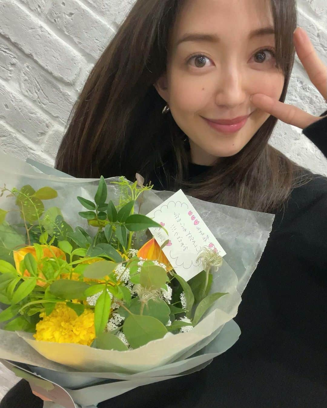 松島花さんのインスタグラム写真 - (松島花Instagram)「: 皆さんからヘアカラーに関する質問が ライブで多かったので🎵 いつも恵比寿にある @peakshair.jp の  @colorist_kijima_kenji さんに地毛に ハイライトを入れてもらっています🤗 とても自然で⤴︎立体的に見えます👏🏻 インナーカラーのスペシャリストなので よかったら相談してみて下さいね✨ : 昨夜、カラーのメンテナンスへ行ったら CLASSYのお祝いをしてくれました😭 みんないつもありがとう❣️ #peaks #hairsalon #haircolor  #hairstyle #highlightcolor  #ピークス恵比寿 #ヘアサロン #ハイライト #ヘアカラー #インナーカラー」10月30日 11時12分 - hana_matsushima_official