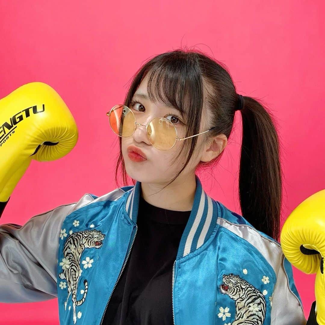 のインスタグラム：「. 半端ならK.O.〜〜〜😼❤️‍🔥 🥊🥊踊🥊🥊 歌ってみたオフショット🎤  #突然ですがクイズです #このスカジャンGETしたのは #なんの動画でしょうか？ #分かった人すごい🙌 #ヒントは🚃🎲 #踊いちなるver聴いてねん！」