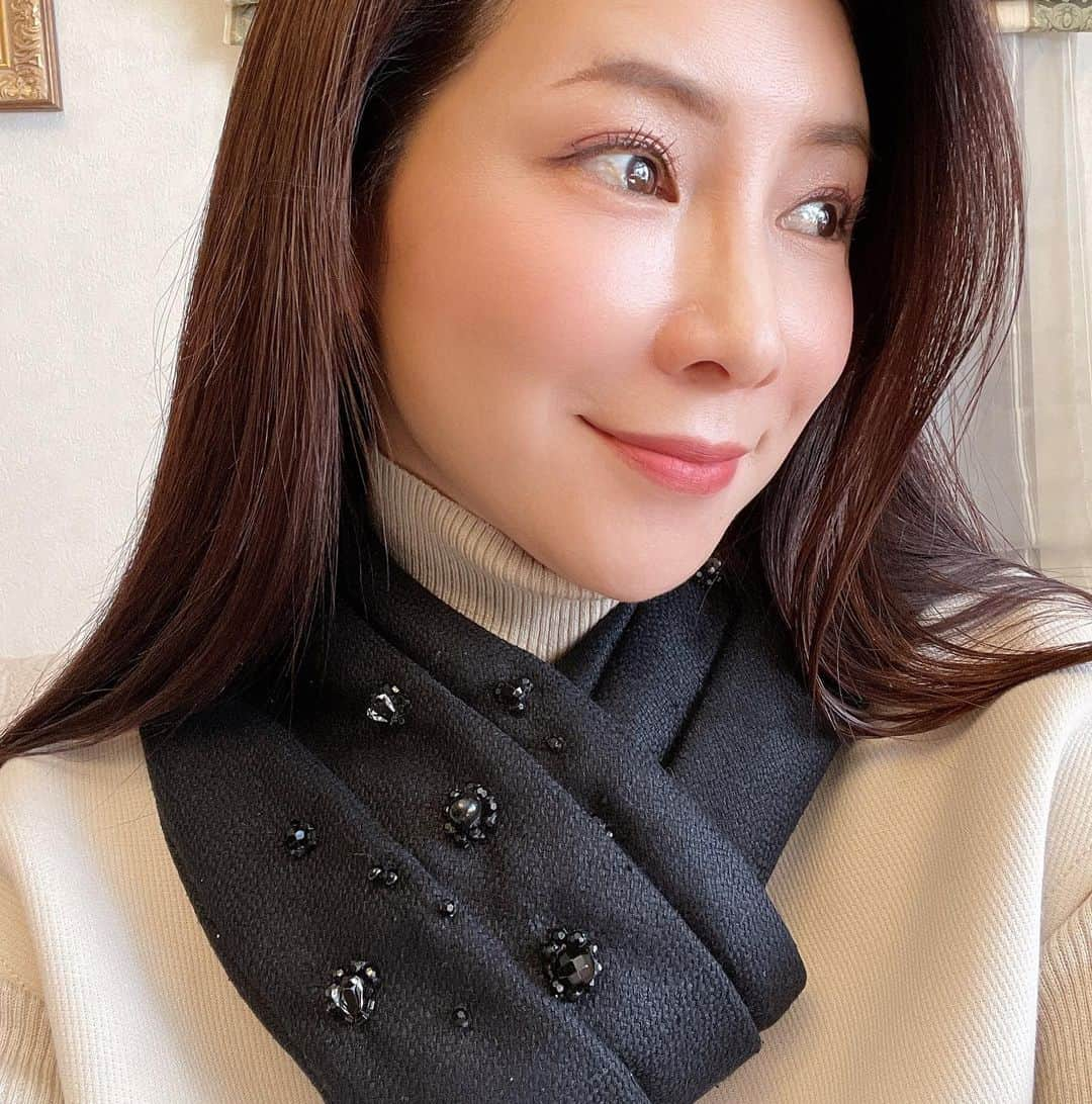 水谷雅子さんのインスタグラム写真 - (水谷雅子Instagram)「母の10月の誕生日に形が崩れないドレープストールをプレゼントしました。🎁✨ 「コンフィードストール」✨ 普段からブローチやアクセサリーを付けたりするのが好きなので今年は天然石オニキスをあしらったストールにしました。😉💕 高級シルク生地で作られた形の崩れないストールは簡単に付ける事がでます。🧣 シンプルな装いにさりげなく華やかに演出。 母はすごく喜んで気に入ってくれました。🎶 #プレゼント#母の誕生日 #天然石オニキス#さりげなく華やか#上品 #職人の技 #galleryconscious  #ギャラリーコンシャス #ストール #マフラー #コンフィードストール #水谷雅子#水谷雅子beautybook50の私  #水谷雅子の美容の秘訣シリーズ」10月30日 11時28分 - mizutanimasako