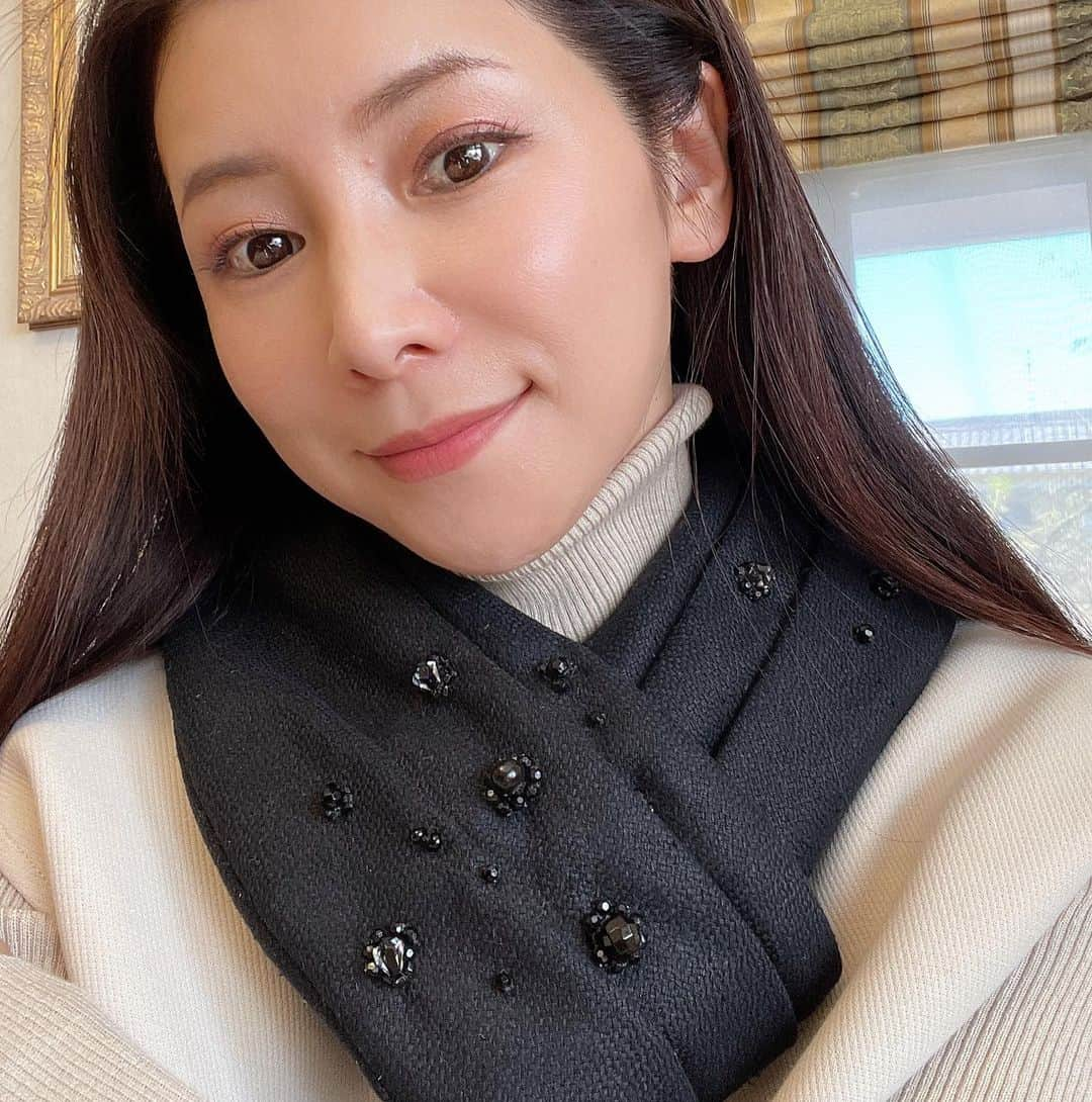 水谷雅子さんのインスタグラム写真 - (水谷雅子Instagram)「母の10月の誕生日に形が崩れないドレープストールをプレゼントしました。🎁✨ 「コンフィードストール」✨ 普段からブローチやアクセサリーを付けたりするのが好きなので今年は天然石オニキスをあしらったストールにしました。😉💕 高級シルク生地で作られた形の崩れないストールは簡単に付ける事がでます。🧣 シンプルな装いにさりげなく華やかに演出。 母はすごく喜んで気に入ってくれました。🎶 #プレゼント#母の誕生日 #天然石オニキス#さりげなく華やか#上品 #職人の技 #galleryconscious  #ギャラリーコンシャス #ストール #マフラー #コンフィードストール #水谷雅子#水谷雅子beautybook50の私  #水谷雅子の美容の秘訣シリーズ」10月30日 11時28分 - mizutanimasako