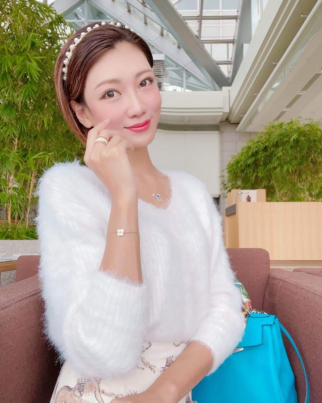 坂井雪乃のインスタグラム：「寒くなってくると白いもこもこが着たくなる❄️❄️  マザーオブパールのブレスレットがお気に入りで独特の光沢感と優しい色合いが可愛いの💎✨✨  癒しのパワーも強く、疲れた心を優しさで 労わる作用や、身を守るアミュレットとしても愛用しています💛✨  @thialh_official_jp  #thialh #thialhjp #jewellery  #美脚製造トレーナー #美脚トレーナー」