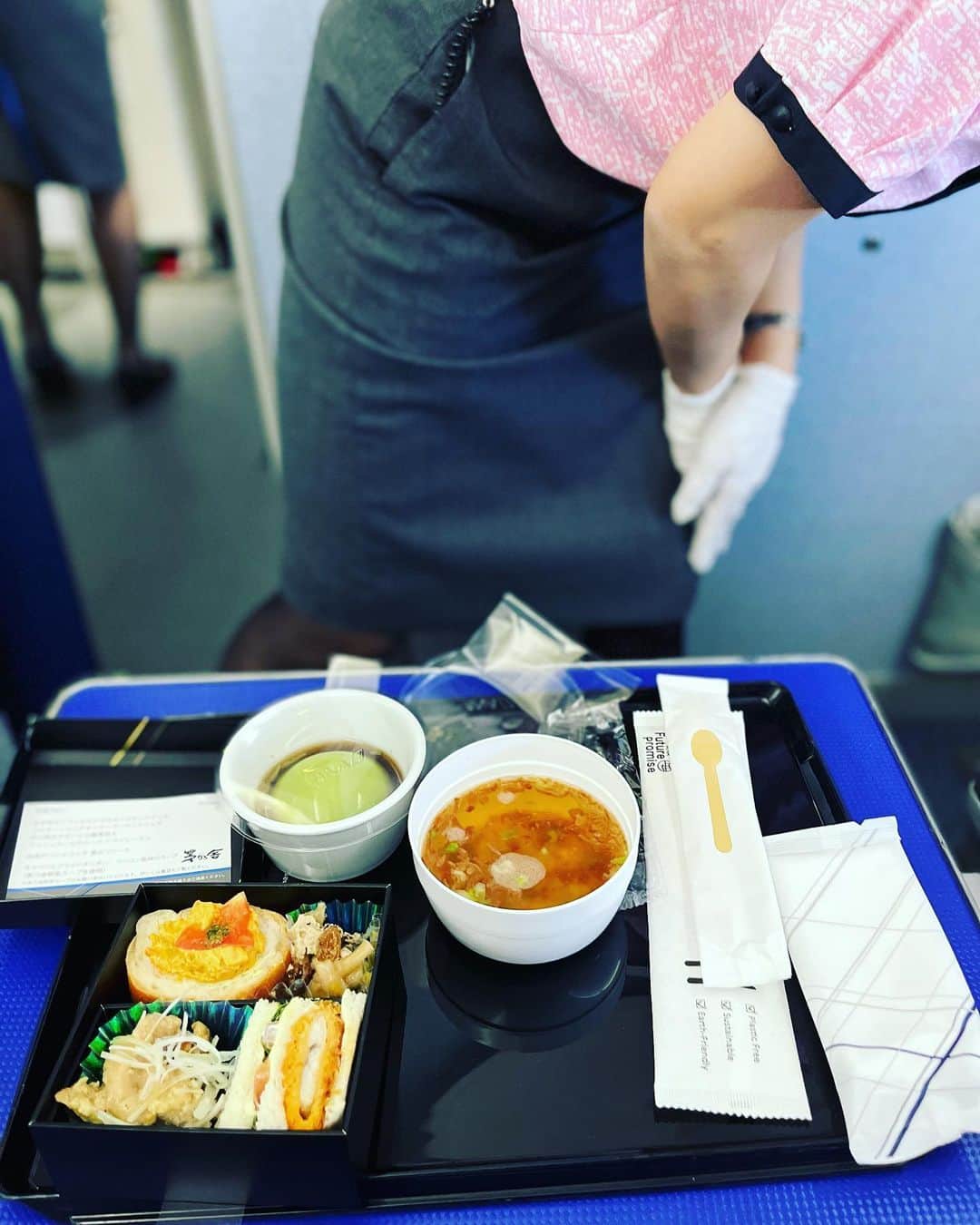 金村義明さんのインスタグラム写真 - (金村義明Instagram)「機内食食べて 伊丹空港✈️からドッグサロンネネへ！ 車借りて戦いへ！」10月30日 11時45分 - yoshiaki_kanemura