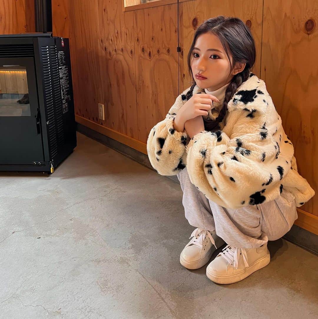 南りほのインスタグラム：「@wego_official ❤️‍🔥❤️‍🔥❤️‍🔥  スウェットとの相性も抜群👌🏻🐄🤍  中に合わせてるタートルネックも @wego_official のtops🤍🤍🤍」