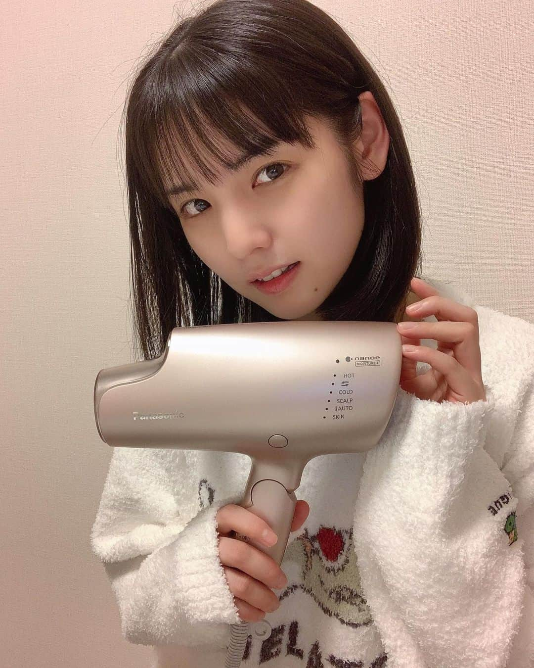 道重さゆみさんのインスタグラム写真 - (道重さゆみInstagram)「Panasonicの高浸透ナノイーのドライヤー✨  @panasonic_beauty   このドライヤーで髪の毛を乾かすと、髪の毛がうるおって柔らかくなるのを実感します！ 乾かした後の手触りが全然違くて気持ちいいので、嬉しくなってついつい何回も触っちゃう☺️笑  今の私の髪の長さって、丁度肩に当たってハネやすいし、広がりやすいんだけど、 毛先がまとまりやすくなってとてもありがたいです♡  しかもね！髪の毛が乾くまであっという間！！ ドライヤーの時間ってドライヤー以外なんにもできないから（笑） 速乾なのが本当に嬉しい〜🧚‍♀  #パナソニックビューティ #高浸透ナノイー #ナノケアドライヤー #パナソニック #PR」10月30日 12時17分 - sayumimichishige0713