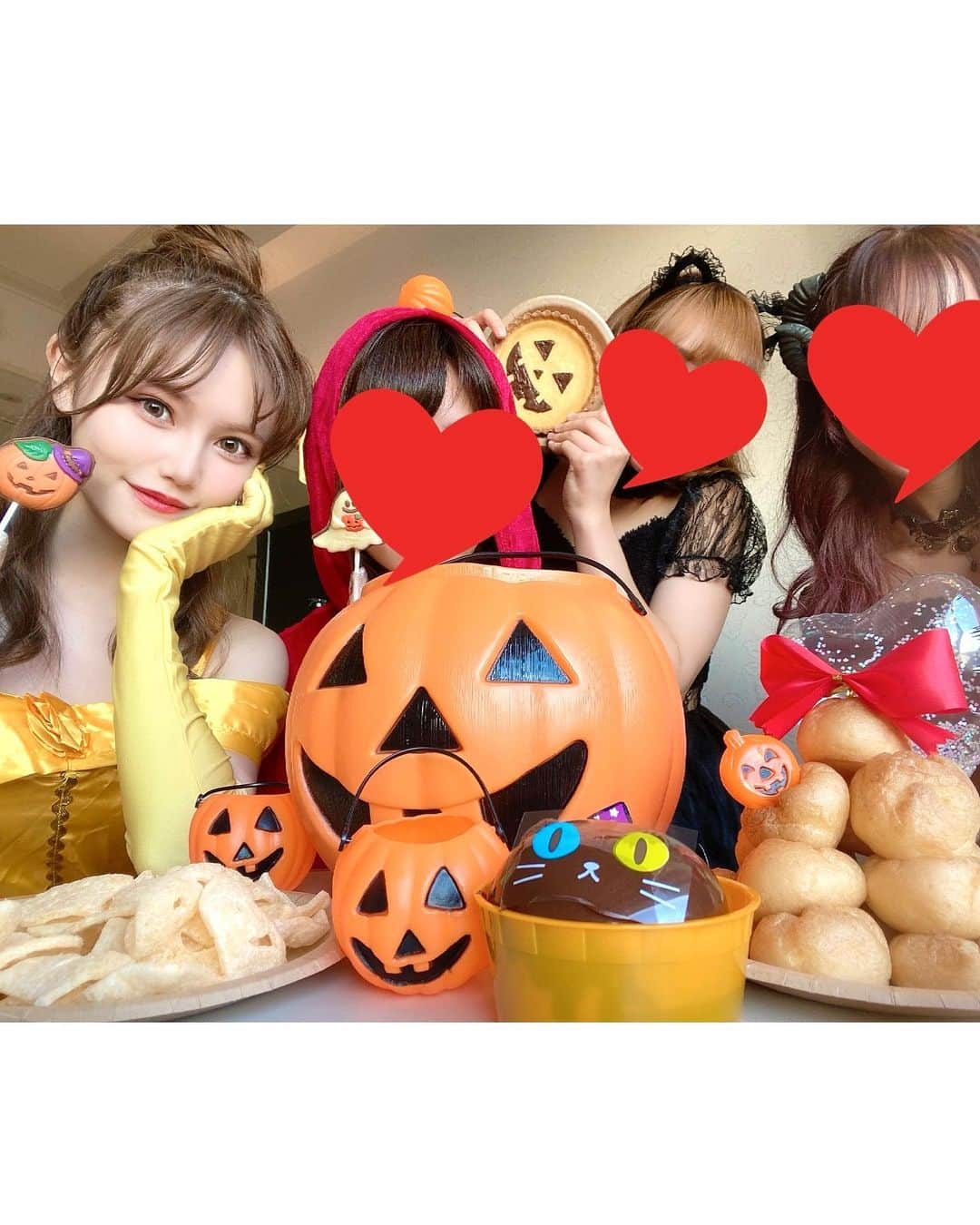 込山榛香さんのインスタグラム写真 - (込山榛香Instagram)「ベルになった写真達🌹👑 ⁡ ⁡ 幼馴染達とHalloweenパーティーしました🎃 ⁡ みんなでコスプレして、ハロウィンお菓子を食べて すっごく楽しかったです🍫 ⁡  ⁡今年はあんまりハロウィン楽しめ無いと思ってたから 凄く嬉しかった💛  ⁡ #ハロウィン #仮装 #美女と野獣 #ベル」10月30日 23時16分 - komiharu_official