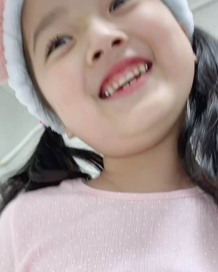 クォン・ユリのインスタグラム：「아 작년의 유디 왤케 웃기지ㅋㅋㅋㅋㅋㅋㅋㅋㅋㅋㅋㅋㅋㅋㅋㅋㅋ돈 좀 떨어뜨려봐~~ 지갑을 떨어뜨려봐~~ㅋㅋㅋㅋㅋㅋㅋㅋㅋㅋㅋㅋㅋㅋㅋㅋㅋㅋ용돈 달라는 소리 귀엽게 하기🤍 자기 전에 웃고 행복하게 자세율🧚🏻 #권율이 #율이tv」