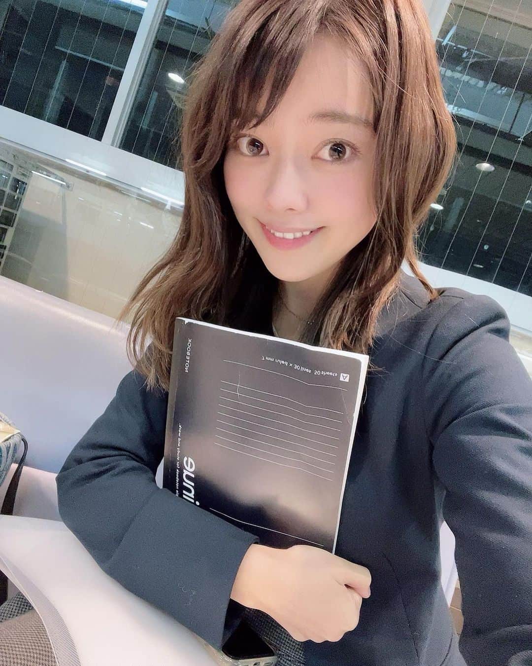 八幡美咲のインスタグラム：「フロントドア終わりから選挙取材へ。  2枚目は 今日のフロントドアの衣装の撮影をしていたら 番組スタッフがたまたま かっこよく佇んでいらっしゃって いい写真が撮れた瞬間です！☺️🌸  そんなに自然体で モデルのような立ち振る舞いだと 笑顔で決めている私が恥ずかしいです。。笑  今日の衣装も#rcawaii (@rcawaii )さんでした！ tops .. #jusglitty  #広島ホームテレビ #アナウンサー　 #広島　#アナウンサー衣装 #アナウンサーメイク  #選挙 #選挙取材 #フロントドア #衆議院選挙 #カープ #カープドラフト  今日のフロントドアでは ドラフト1位の関西学院大学出身 #黒原拓未 投手と ドラフト3位のTOYOTA出身 #中村健人 選手の特集でした！    料理が好きでスイーツ巡りをしてみたい黒原投手。 スムージー作りにハマっている中村選手。 来シーズンのカープも楽しみです( * ॑˘ ॑* ) ♪」
