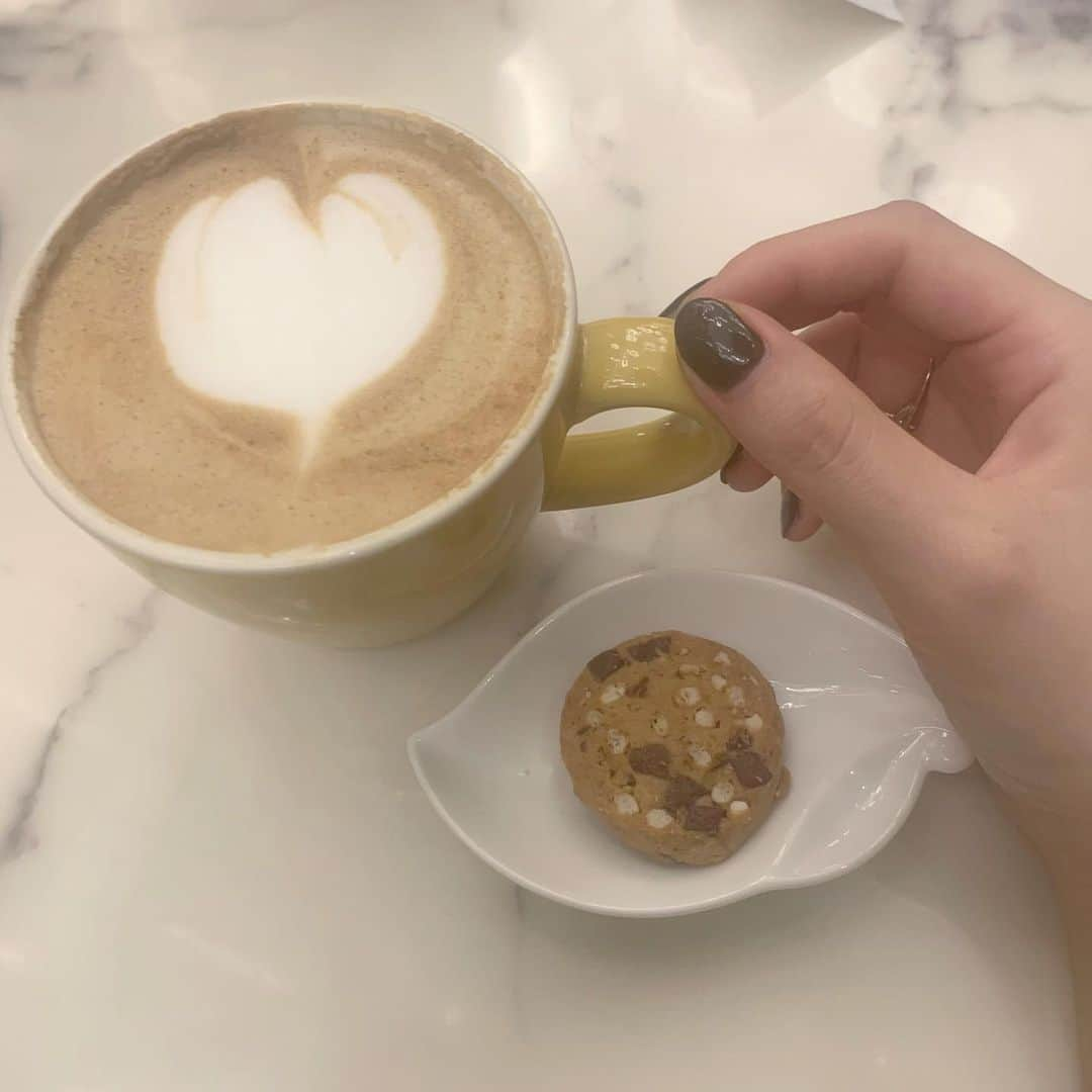 有賀彩夏さんのインスタグラム写真 - (有賀彩夏Instagram)「最近ずっとカフェラテ飲んでる😌 あったまる〜☕️  #表参道#表参道カフェ#ザストリングス表参道#ゼルコヴァ表参道#東京カフェ#東京カフェ巡り#カフェラテアート#カフェすきな人と繋がりたい#カフェすたぐらむ」10月30日 21時59分 - ari_ayaka