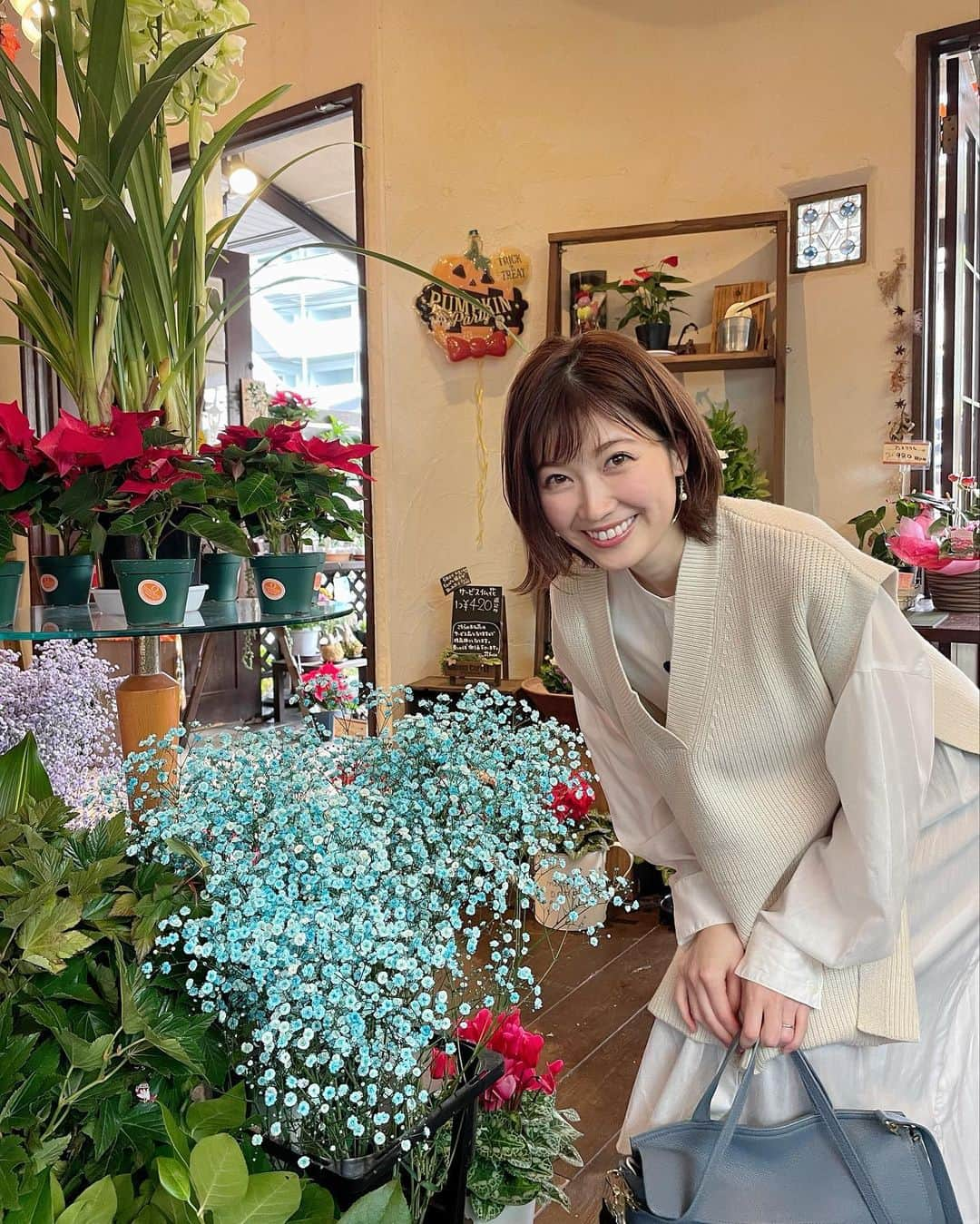 山口実香のインスタグラム：「． 先日ころころコロンブスの 撮影に行ってきました😄✨  素敵なお花屋さんで🌷 ネットショップ開設の理由や 方法などお話しを伺ってきました。  明日14時54分〜 関西テレビにて放送です！！」