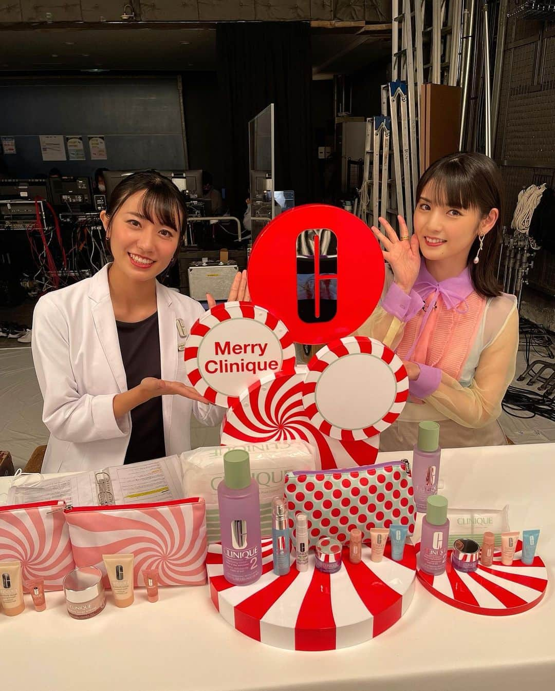 道重さゆみさんのインスタグラム写真 - (道重さゆみInstagram)「今日は『Rakuten Brand Day』クリニークさんスペシャルライブに出演しましたっ！ @cliniquejp  普段から愛用している大好きなクリニークさんのスペシャルライブ✨ 本当に嬉しかったし楽しくてあっという間でした❣️ なによりお得なセットばかりでびっくりでした！！ スペシャルすぎます🍭🍭🍭  1.2枚目はお世話になったクリニーク赤間さんと写真撮っていただきましたっ📷  クリニークさんからめちゃくちゃ可愛いお花💐やキャンディ🍭をいただきました！嬉しいです😭♡  見てくださったみなさんありがとうございました♡♡♡メリークリニーク🎄」10月30日 22時09分 - sayumimichishige0713