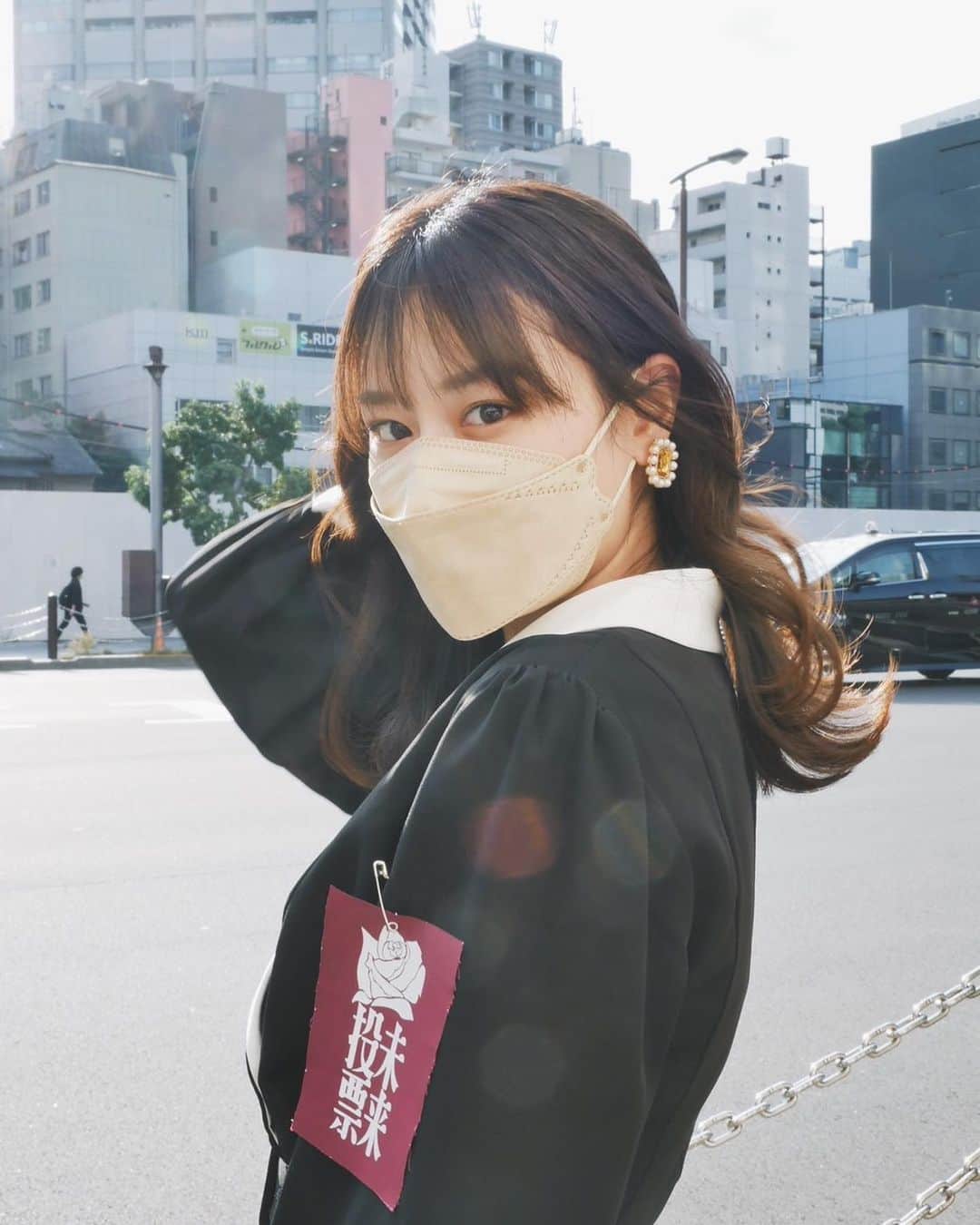 町田彩夏のインスタグラム：「【記者会見の日から2週間🎥】  これは記者会見が終わったあと、eriさんに撮ってもらった写真。2週間前のことなんだけど、時間の感覚がバグりすぎて、昨日のことのようにも感じるし、なんか1ヶ月ぐらい前な気もする。  パッチも太陽の光も綺麗でかっこよくて気に入ってる写真です🌹  今回のプロジェクトを始めるまで、Twitterでしか知らなかったeriさんとたくさん話して一緒に頑張って本当に楽しかったな〜。eriさんみたいな発信ができる人になりたい！といつもインスタのポスト見て勉強してます🔥  @e_r_i_e_r_i 💓  お洋服は　#jouetie #jouetie_ootd」