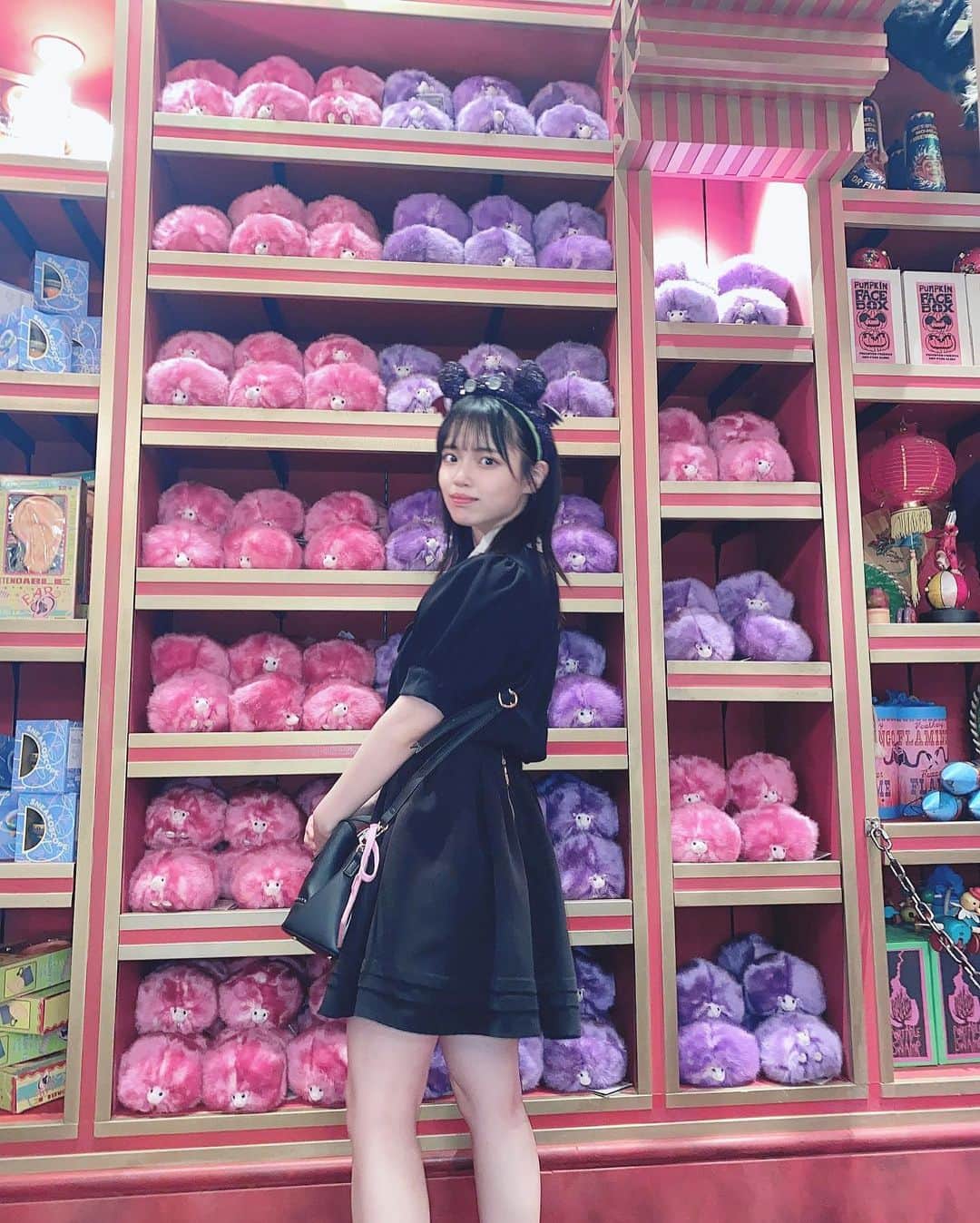 岩田陽菜のインスタグラム：「ハロウィンのティムに合ったコーデ😈💓💓 ⁡ ⁡ ⁡ ⁡ ⁡ #ユニバ#USJ#UniversalStudiosJapan#ユニバーサルスタジオジャパン#大阪#ハロウィン#Halloween#ANMILLE#tops#ブラウス#evelyn#スカート#ミニスカート#地雷系女子#地雷系#ティム#ティムコーデ」