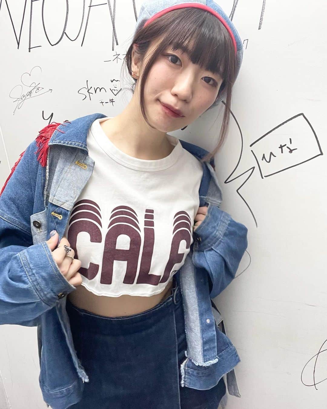 ぱいぱいでか美のインスタグラム：「衣装交換💗→❤️ . 昨日からアポカリで遠征中！ 大阪→大阪・福岡、で明日も福岡です🎃 ハロウィン前日ということで(?)衣装交換したよ〜 私はべにちゃんの着ました！ いや、私こそが、宇佐蔵べになのかもしれません。 明日は1部:通常デニム衣装、2部:黒衣装ちょこっとハロウィン な感じです👻👻👻 現場の人はもちろんオンライン組もよろしくね〜 . #APOKALIPPPS #衣装交換 #ハロウィン #地味ハロウィン #ぱいぱいでか美 #でか美ちゃん #宇佐蔵べに #DANCEMACHINE」