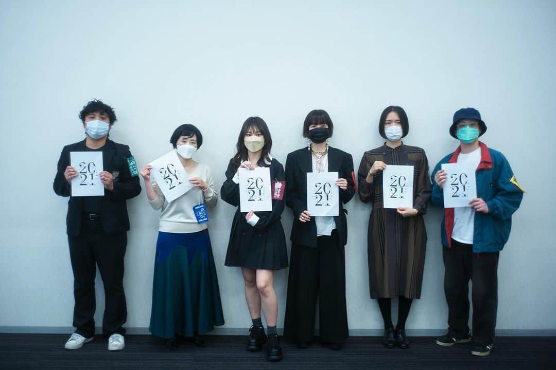 町田彩夏のインスタグラム：「【記者会見の様子🌹】  #みんなの未来を選ぶためのチェックリスト　記者会見の日。  集合写真〜ずっとオンラインでやりとりしてたから、この日初めて顔を合わせた人もいて、私は暑さと緊張で具合悪くて氷セブンで買ってきてめっちゃ冷たくしたジャスミンティー飲んでて、そんな感じでスタートしたけど、最後には元気に集合写真撮れました💌🌹  撮影　@yagisaki_」