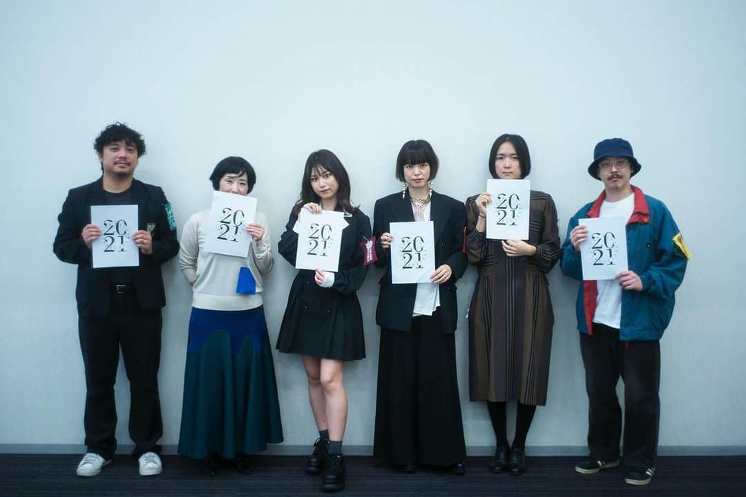 町田彩夏のインスタグラム：「【記者会見の様子🌹】  #みんなの未来を選ぶためのチェックリスト　記者会見の日。  最後にもう一回正面向いて記念撮影🥰ずっと議論し続けて、あまりにも質問考えるのが大変で、若干途中諦めかけたときもあったけど、質問の回答が返ってきて、サイトにまとまって、マルバツの画像にしたら、めっちゃ頑張ってきてよかったー！！と思いました。  みんなに感謝🥲  @e_r_i_e_r_i @yusuganami @minnanomirai21 @izumanagi @nozominobody @mitz_nutz  撮影　@yagisaki_」