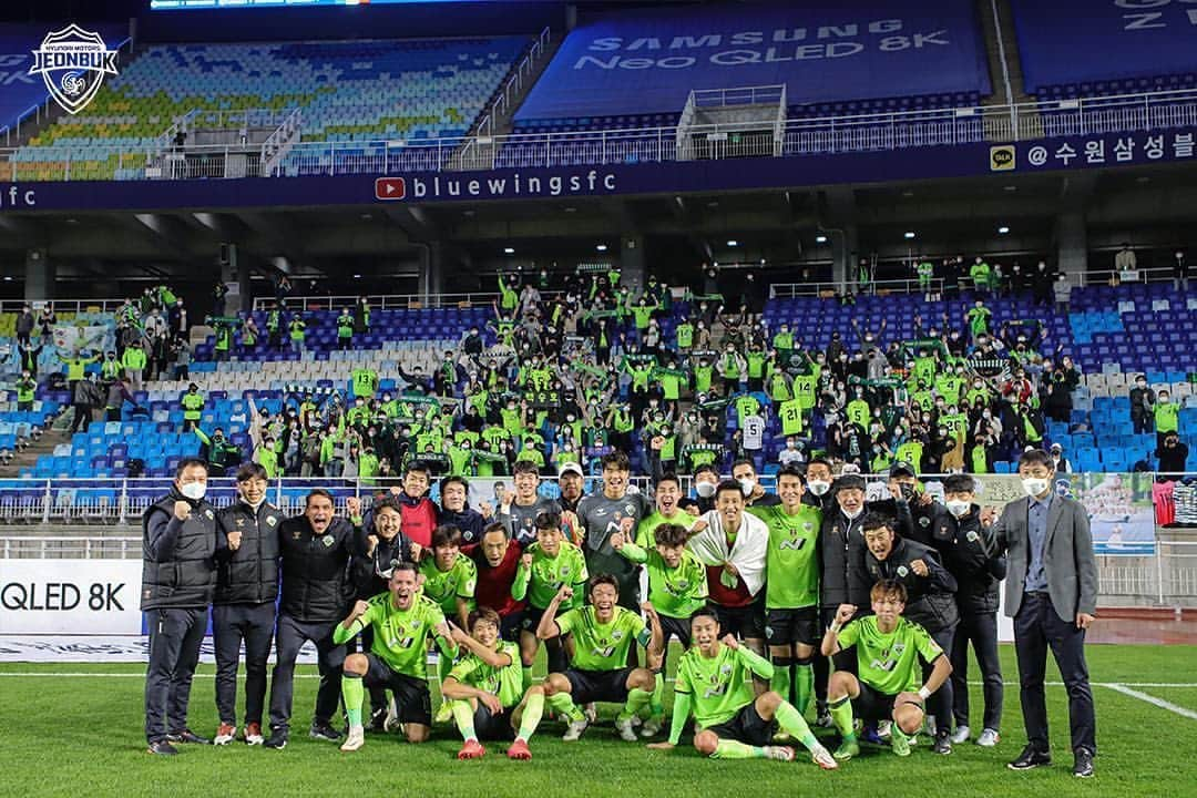 ホン・ジョンホのインスタグラム：「원정석에서 팬분들 만나 뵐수 있어서 너무 든든했습니다 💚👍🏻 마지막에 꼭 같이 웃어요😊 정말 감사합니다 😍」