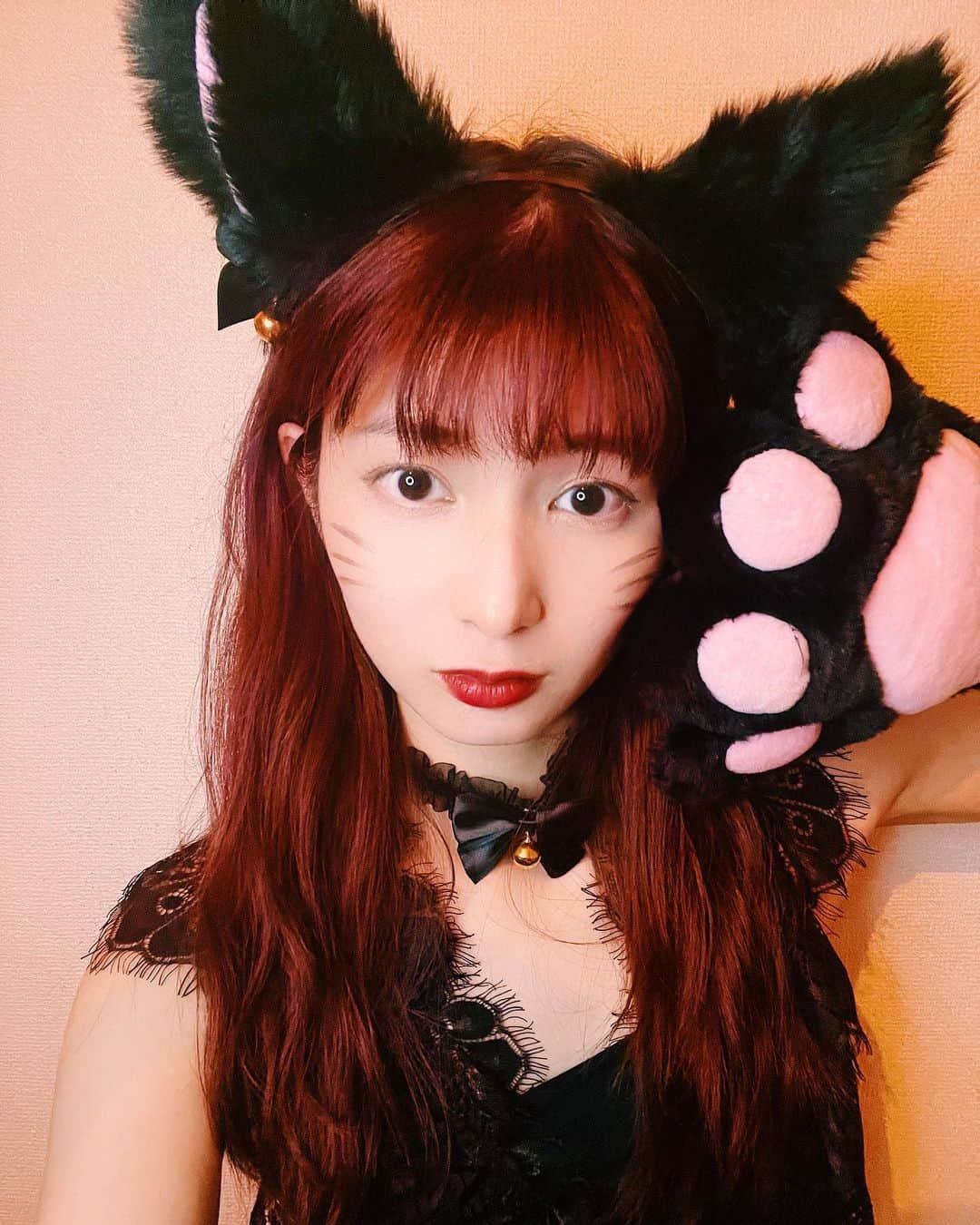 大島璃乃さんのインスタグラム写真 - (大島璃乃Instagram)「Happy Halloween🎃👻  明日は仮装難しいかなぁという感じなので… 黒猫りっちゃん蘇らせました🐈‍⬛❤️  そして赤髪にしてみたよっ！！ (アプリでの加工なのでご心配なく笑) いかがかしら🤔🤔🤔  #ちなみにこの猫ちゃん生まれた時は犬だったらしい　 (写真最後まで見てね)  #ハロウィン　#ハロウィンコスプレ #ハロウィン仮装  #ハロウィンメイク #ハロウィン🎃 #ハロウィンコス  #黒猫　#猫 #仮装 #猫好き #犬　 #showroom #showroom配信 #ミスマガ #ミスマガジン2021 #ミスマガジン #女優　#グラビア  #ヘアスタイル  #メイク　#メイクアップ  #halloween #halloweencostume  #halloweenmakeup #makeup #instahalloween」10月30日 23時00分 - oisland_rino25