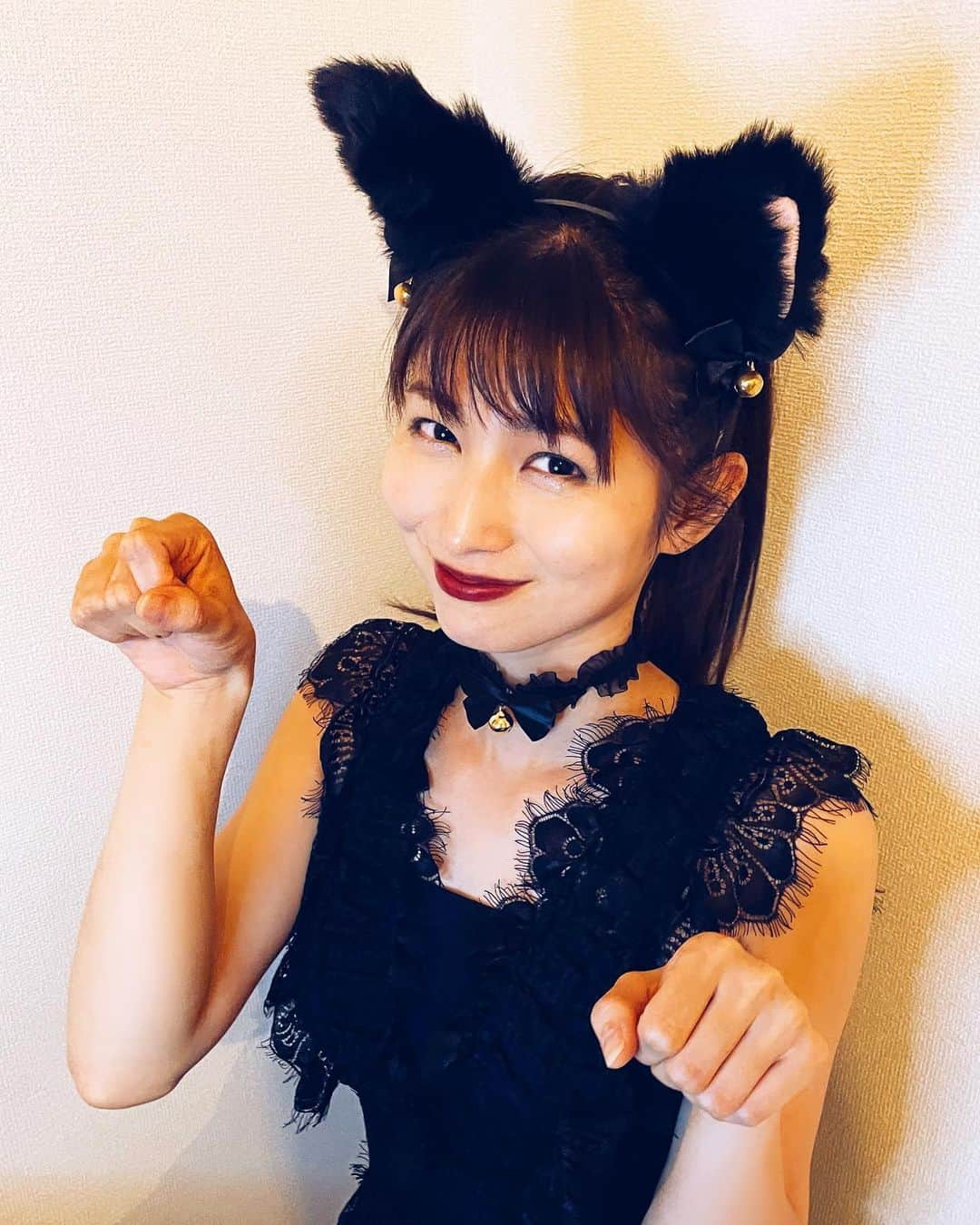 大島璃乃さんのインスタグラム写真 - (大島璃乃Instagram)「Happy Halloween🎃👻  明日は仮装難しいかなぁという感じなので… 黒猫りっちゃん蘇らせました🐈‍⬛❤️  そして赤髪にしてみたよっ！！ (アプリでの加工なのでご心配なく笑) いかがかしら🤔🤔🤔  #ちなみにこの猫ちゃん生まれた時は犬だったらしい　 (写真最後まで見てね)  #ハロウィン　#ハロウィンコスプレ #ハロウィン仮装  #ハロウィンメイク #ハロウィン🎃 #ハロウィンコス  #黒猫　#猫 #仮装 #猫好き #犬　 #showroom #showroom配信 #ミスマガ #ミスマガジン2021 #ミスマガジン #女優　#グラビア  #ヘアスタイル  #メイク　#メイクアップ  #halloween #halloweencostume  #halloweenmakeup #makeup #instahalloween」10月30日 23時00分 - oisland_rino25