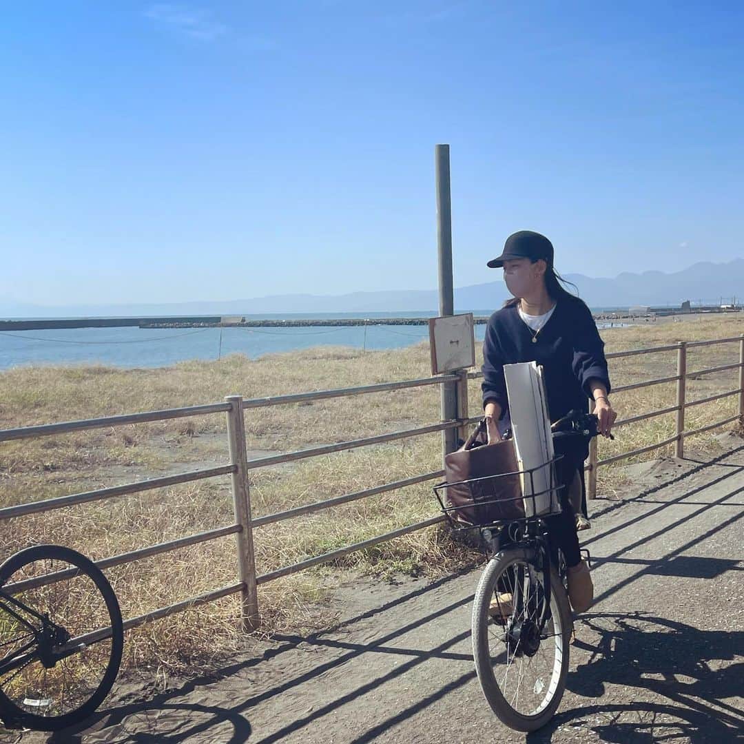 鈴木六夏さんのインスタグラム写真 - (鈴木六夏Instagram)「子ども達とファミレスー！の帰り。  海沿いを自転車で走るだけで ものすごい気分転換✨✨  カゴの中に段ボール…の意味は また後ほど😆」10月30日 14時28分 - rikuka.62