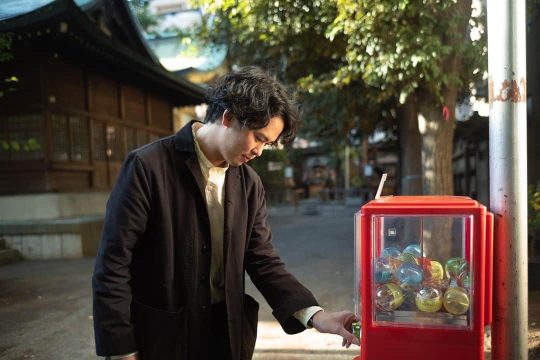 江﨑文武のインスタグラム：「藝大の同級生からのお誘いで、東京芸術祭 @tokyo_festival にお邪魔しました。  毎年秋に池袋を中心に開催されている都市型総合芸術祭で、昨日体験したのは遠山昇司さんによる「ガチャガチャガチャ」。オリジナルカプセルトイのほか、名建築のドアノブも入っているビックリ仕様のガチャポンです。  童心に帰ってワクワクで回しました…笑  自由学園明日館のドアノブ狙いだったのですが、私は叶わず、同行していたマネージャーが別の建築のドアノブを引き当てました。  11月30日まで開催中です。  ※撮影のタイミングのみマスクを外しています  #東京芸術祭 #PR  #LeicaM10D #Summicron8elements」