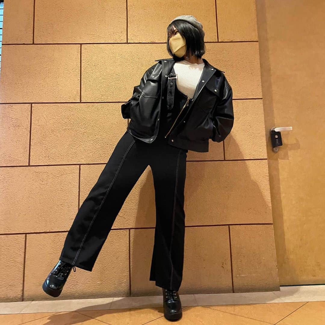 仙石來夢のインスタグラム：「🖤🤍 #私服#秋コーデ#サロペット#ライダース#ベレー帽 ニット#白ニット #秋#code #Instagram#Follow#1030」