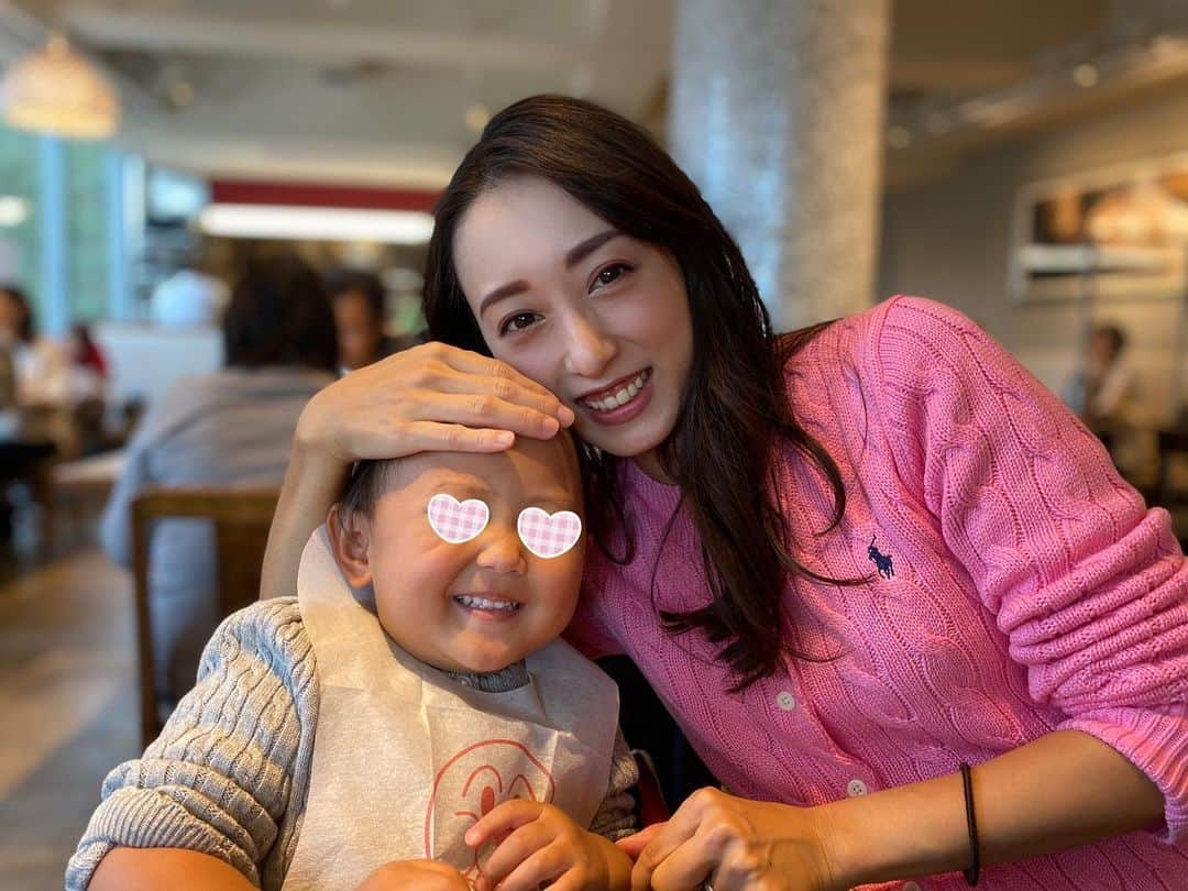 中西麻里衣のインスタグラム：「前回のランチ🍽の時にようこが撮ってくれた写真♡ 2枚目は恥ずかしくて隠れてる娘（髪の毛長いあるある😏） ↑こうなるまでの数枚の連写が面白かった😂」