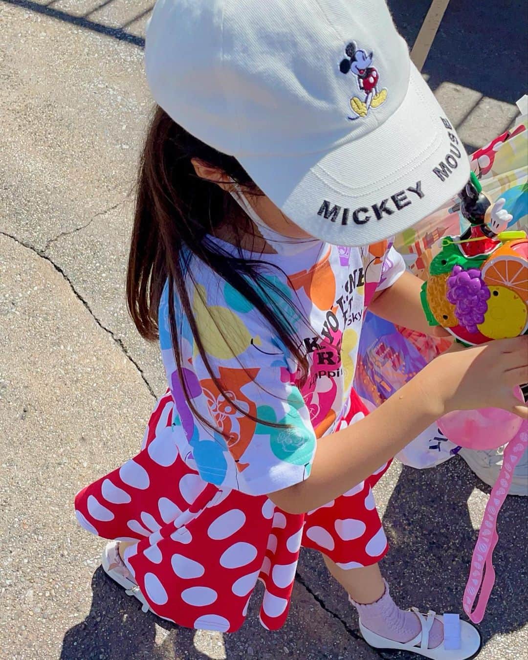 のインスタグラム：「こんな天気いいから 暑かった日を思い出した🎈✨  7月のディズニーw  #お揃い #帽子 #ミニーコーデ  #アイス　 #太陽 #自然光 #週末 #カチューシャ　 #ディズニーシー #ディズニーランド #ソアリン #美女と野獣 #disneysea  #disneyland  #写真  #instagram  #instalike #instapic  #自撮り #セルフィー #思い出 #Disney #東京 #tokyo  #ディズニー」