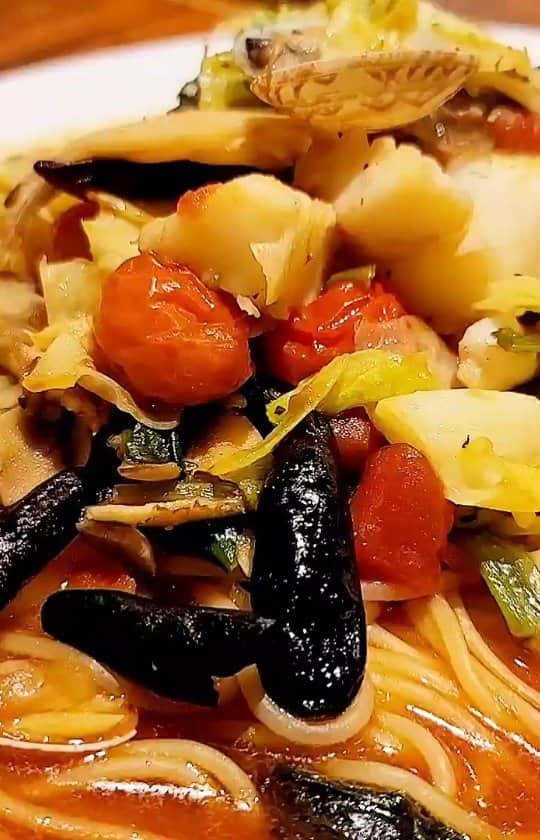 石関友梨のインスタグラム：「【ボンジョルノ本店】魚介と群馬県産野菜のベスビオスパゲッティ ¥809  ベスビオとは群馬県民の方ならご存知 ベスビオ火山をイメージした 激辛シーフードトマトパスタのこと  こちらには11本も鷹の爪が入っていましたが そこまで辛くなく旨辛です🔥  辛い物好きな方は是非♡  【ボンジョルノ 本店】◇◆◇◆◇◆  群馬県高崎市筑縄町50-1  高崎環状線沿い 駐車場あり  ☎ 027-362-7722  営業時間  11:00-22:00  定休日  木曜・第3,4水曜  ◆◇◆◇◆◇◆◇◆◇◆◇◆◇◆◇◆◇◆◇◆  #ボンジョルノ本店 #ボンジョルノ #キングオブパスタ20121 #キングオブパスタ  #高崎パスタ #高崎グルメ #群馬グルメ #群馬食べ歩き #パスタの大会 #過去優勝店 #TVでも紹介 #パスタ  #詳しくはキングオブパスタHPにて #高崎パスタ大使」