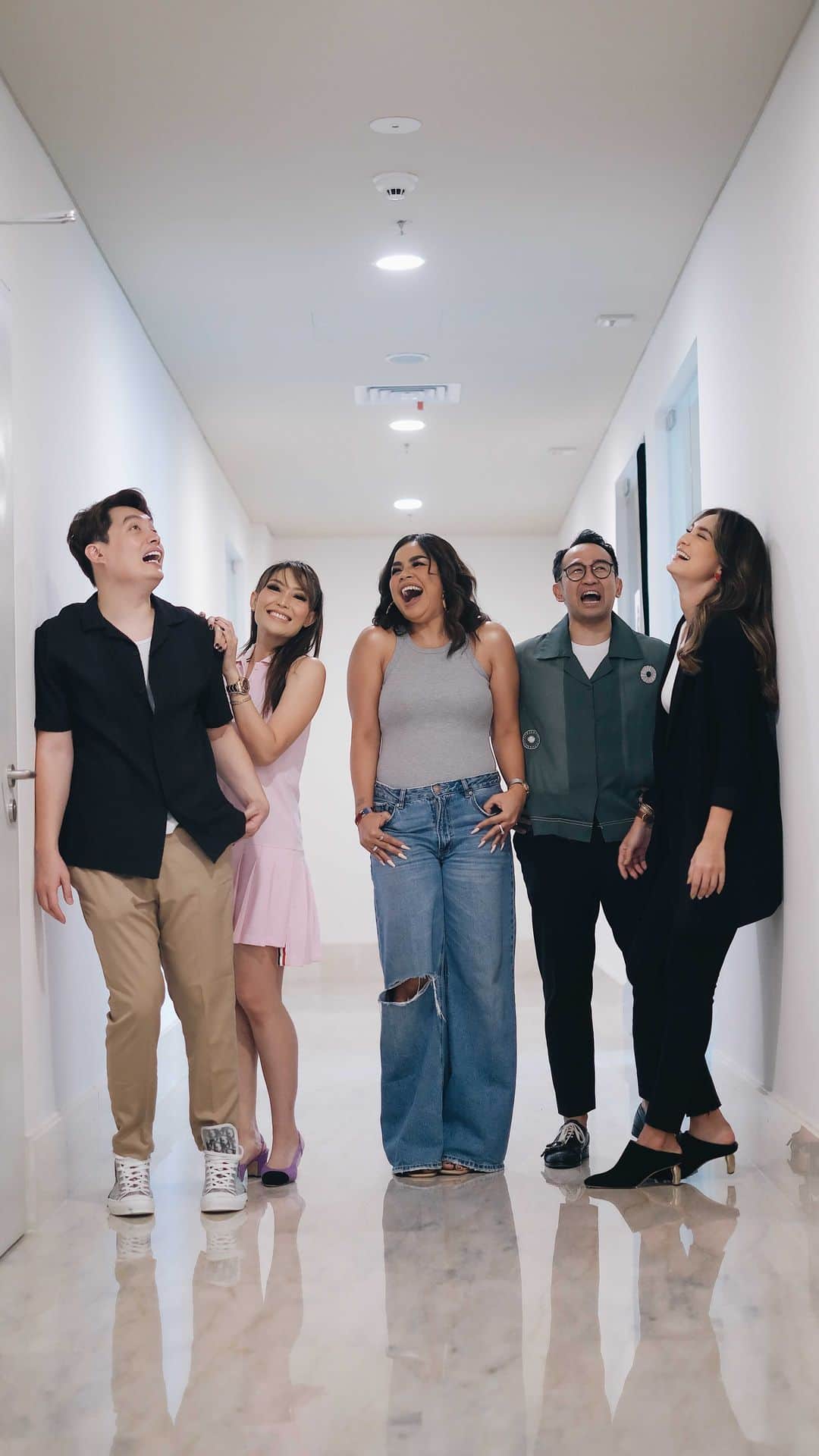 ルナ・マヤのインスタグラム：「Yeay!!! Akhirnya @gankmentriceria punya webseries nih! Namanya Gank Mentri Ceri(t)a.  Kalau kamu pengen ada bintang tamu di webseries kita, kira-kira ajakin siapa ya? 🤔  Supaya gak ketinggalan update dan keseruannya, follow @foniksid. Pastiin juga kamu udah subscribe channel youtube @gankmentriceria 😉  #GankMentriCeria #Webseries」